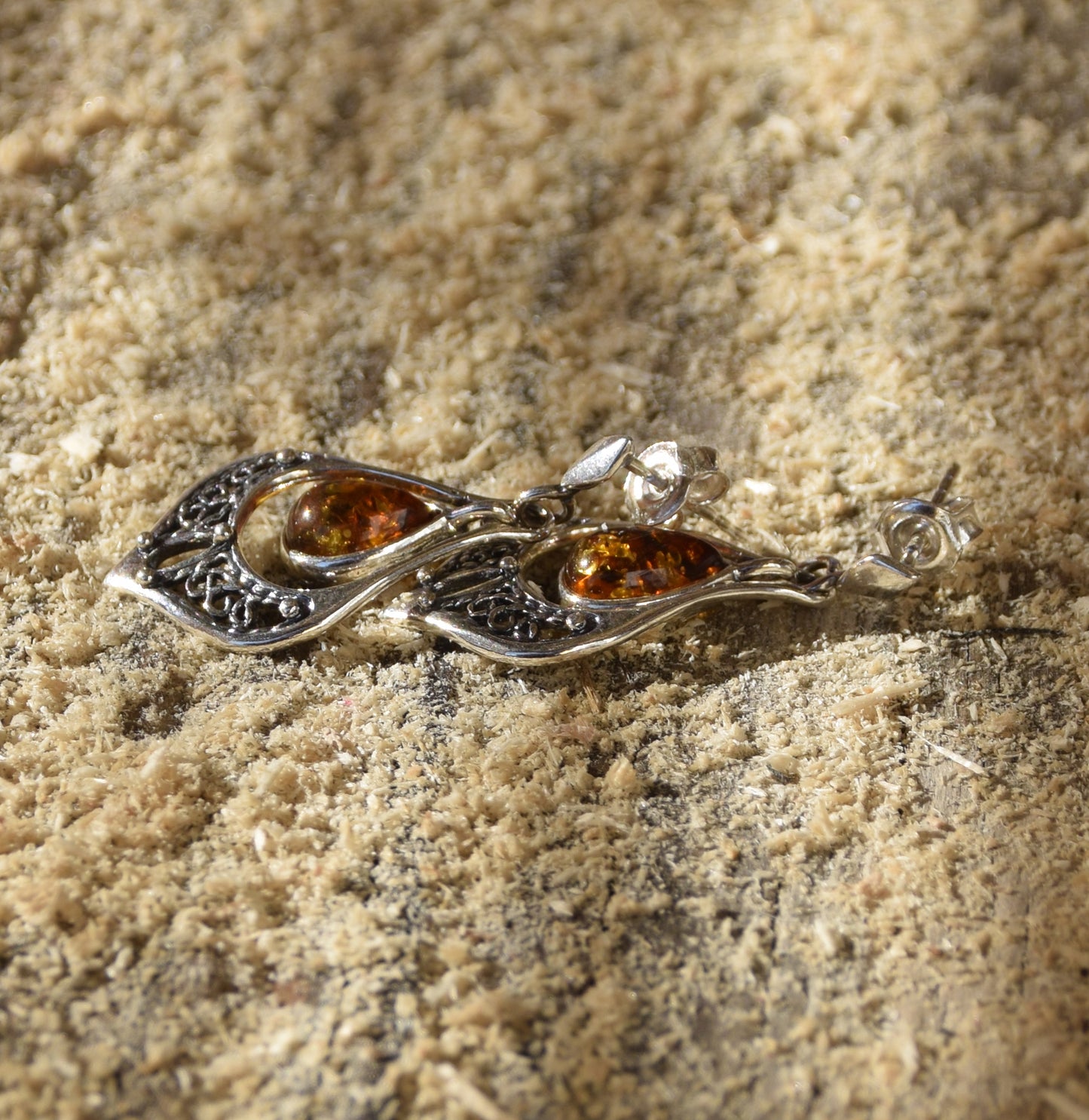 Classici orecchini pendenti di stile orientale con goccia di Ambra naturale color cognac e Argento 925, MJ Baltica, BK228