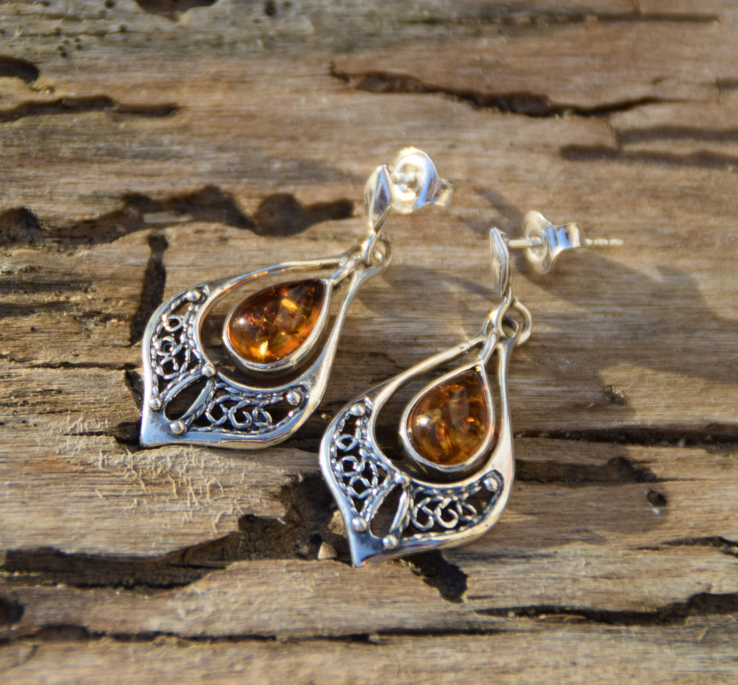 Classici orecchini pendenti di stile orientale con goccia di Ambra naturale color cognac e Argento 925, MJ Baltica, BK228