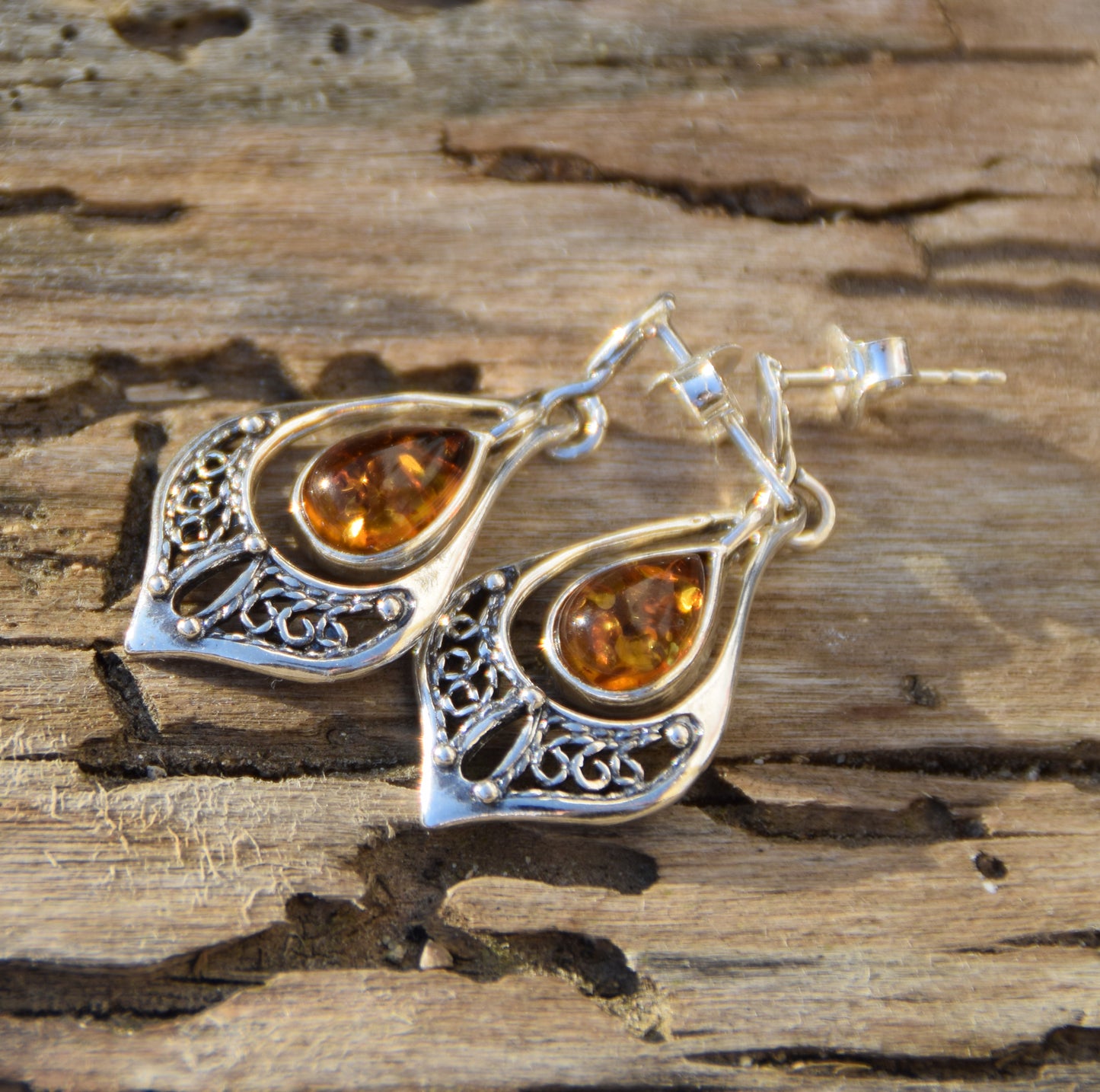 Classici orecchini pendenti di stile orientale con goccia di Ambra naturale color cognac e Argento 925, MJ Baltica, BK228