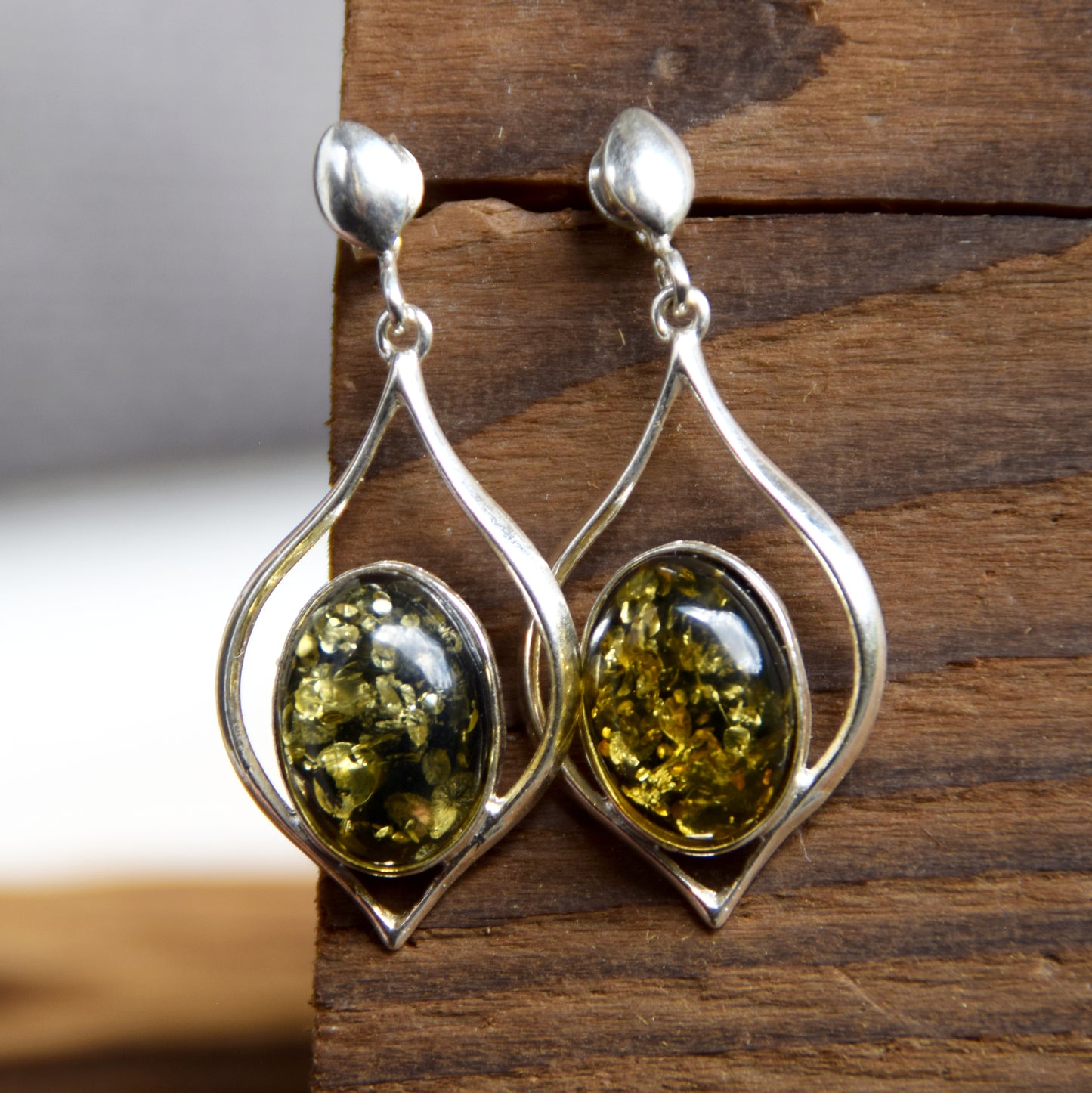 Eleganti orecchini pendenti con Ambra naturale color verde e Argento 925, MJ Baltica, BK229