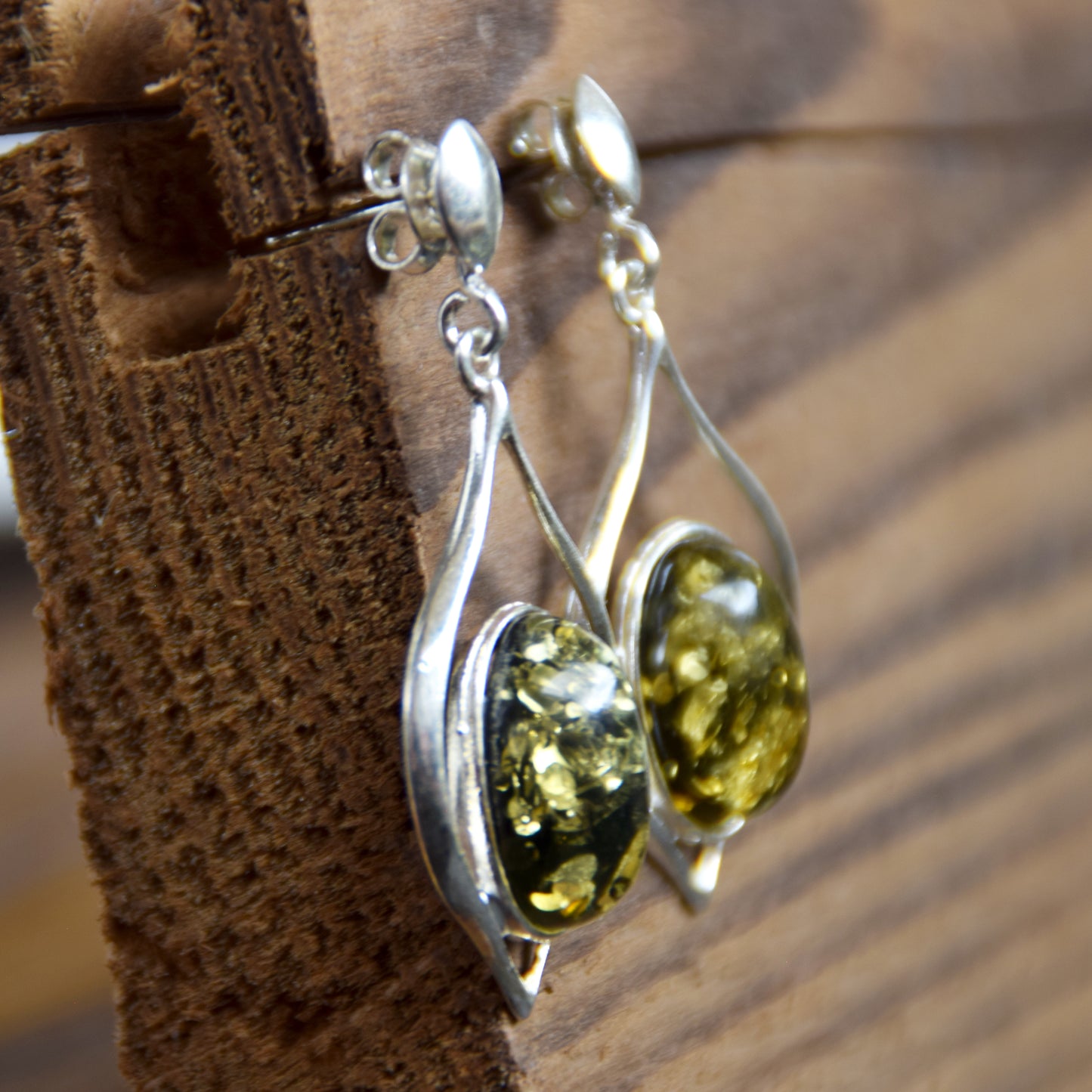 Eleganti orecchini pendenti con Ambra naturale color verde e Argento 925, MJ Baltica, BK229