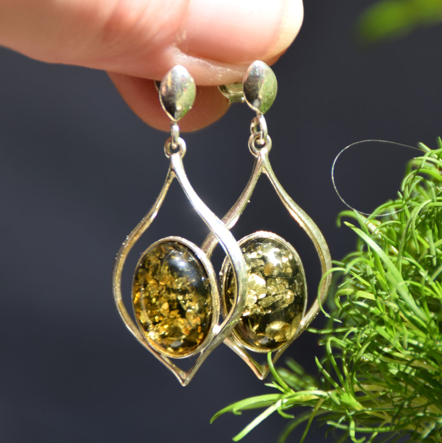 Eleganti orecchini pendenti con Ambra naturale color verde e Argento 925, MJ Baltica, BK229
