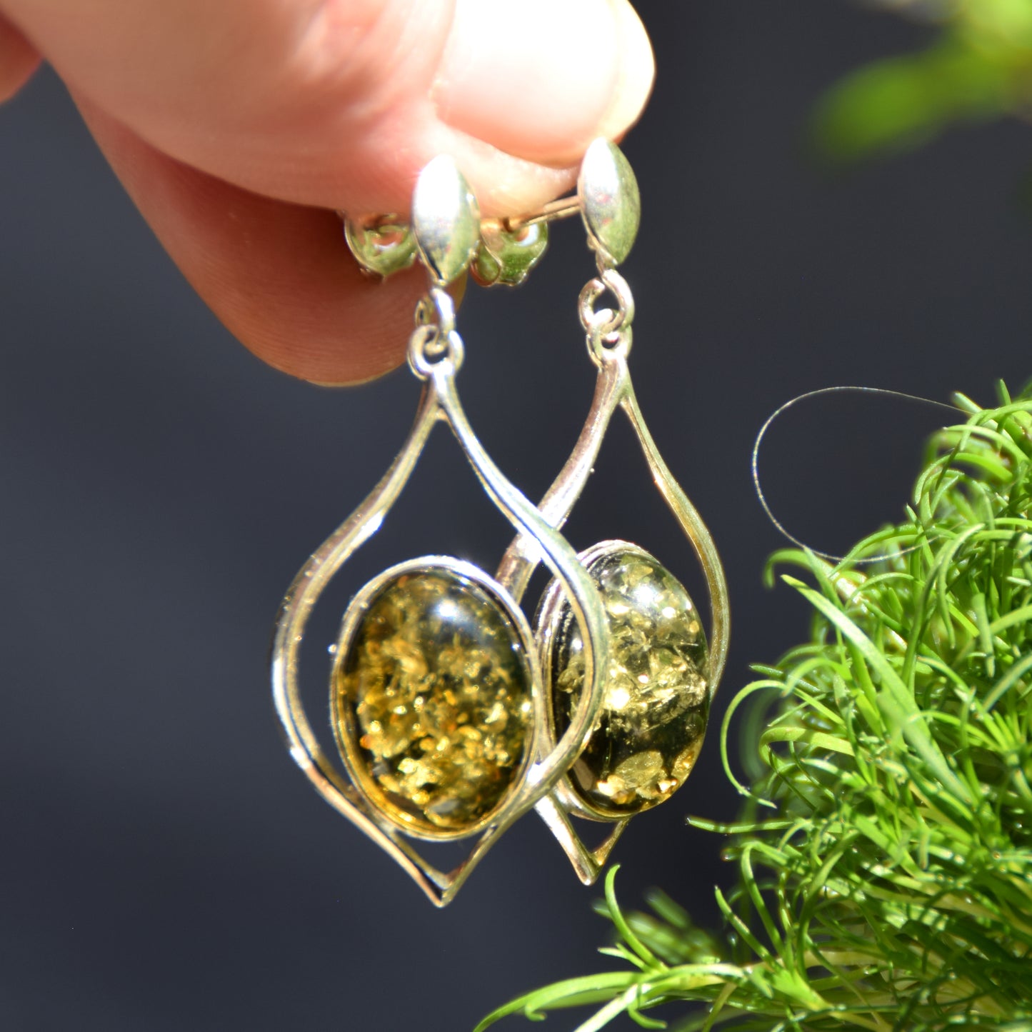 Eleganti orecchini pendenti con Ambra naturale color verde e Argento 925, MJ Baltica, BK229