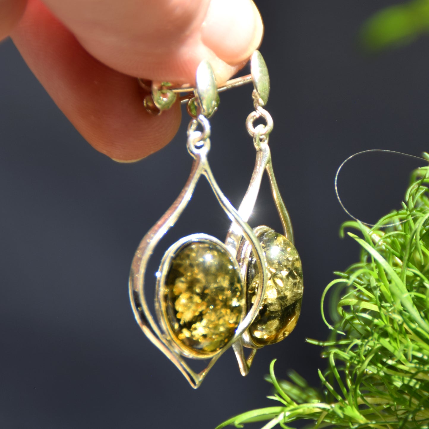 Eleganti orecchini pendenti con Ambra naturale color verde e Argento 925, MJ Baltica, BK229