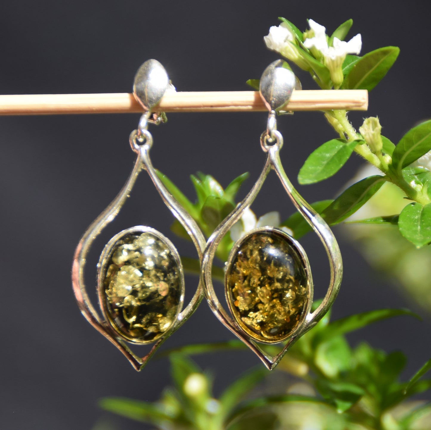 Eleganti orecchini pendenti con Ambra naturale color verde e Argento 925, MJ Baltica, BK229