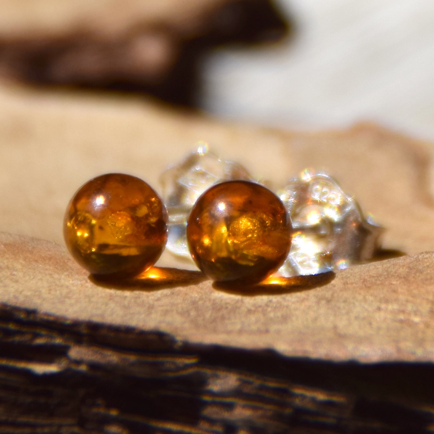 Essenziali orecchini creati con la sfera di Ambra naturale color cognac e Argento 925, MJ Baltica, BK234