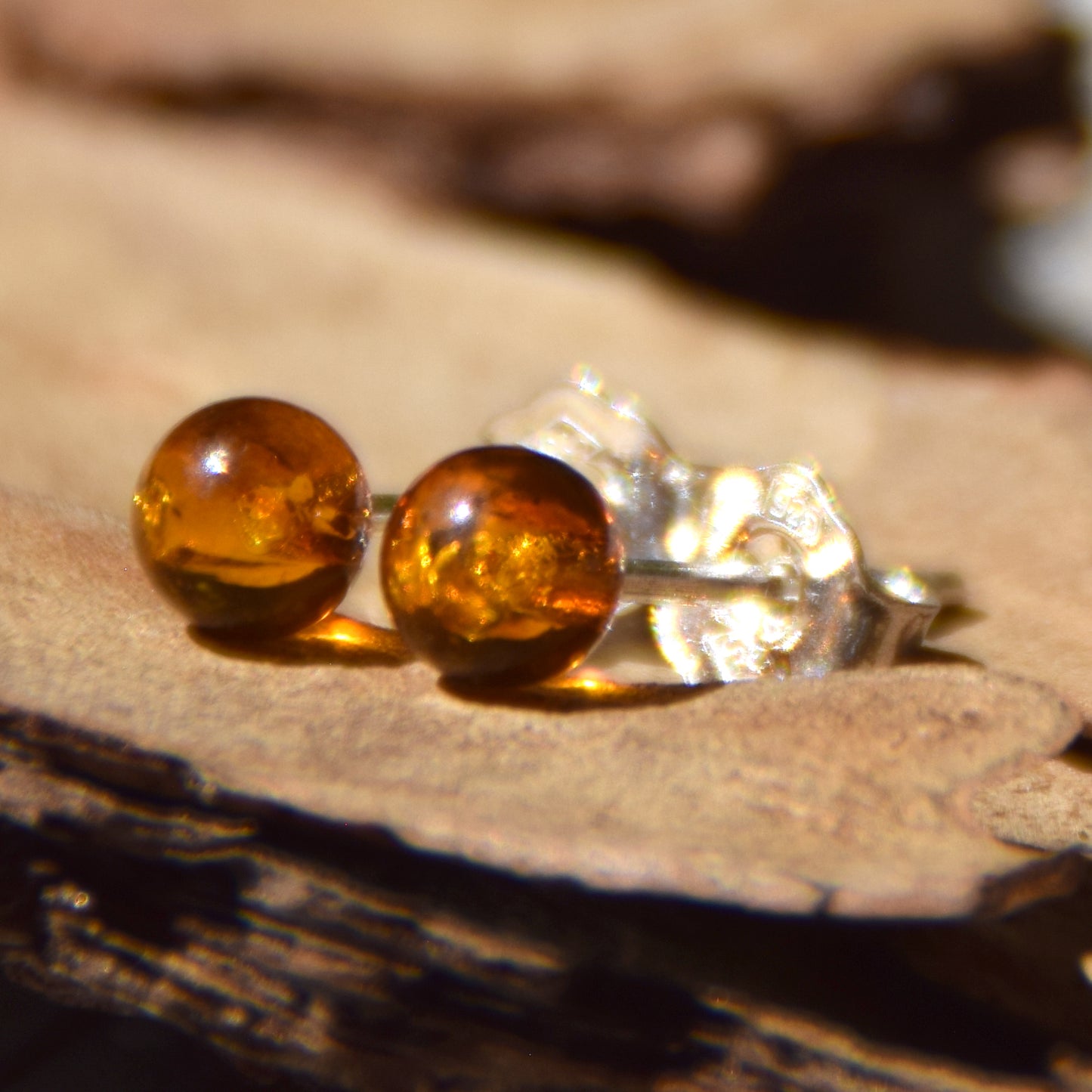 Essenziali orecchini creati con la sfera di Ambra naturale color cognac e Argento 925, MJ Baltica, BK234