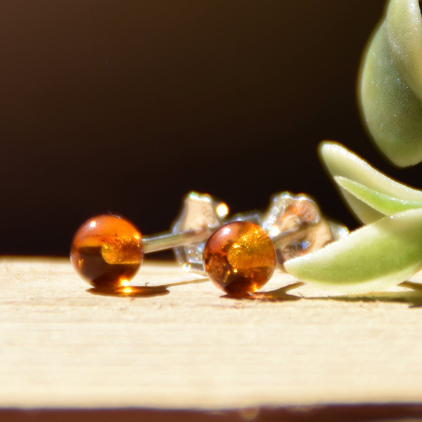 Essenziali orecchini creati con la sfera di Ambra naturale color cognac e Argento 925, MJ Baltica, BK234