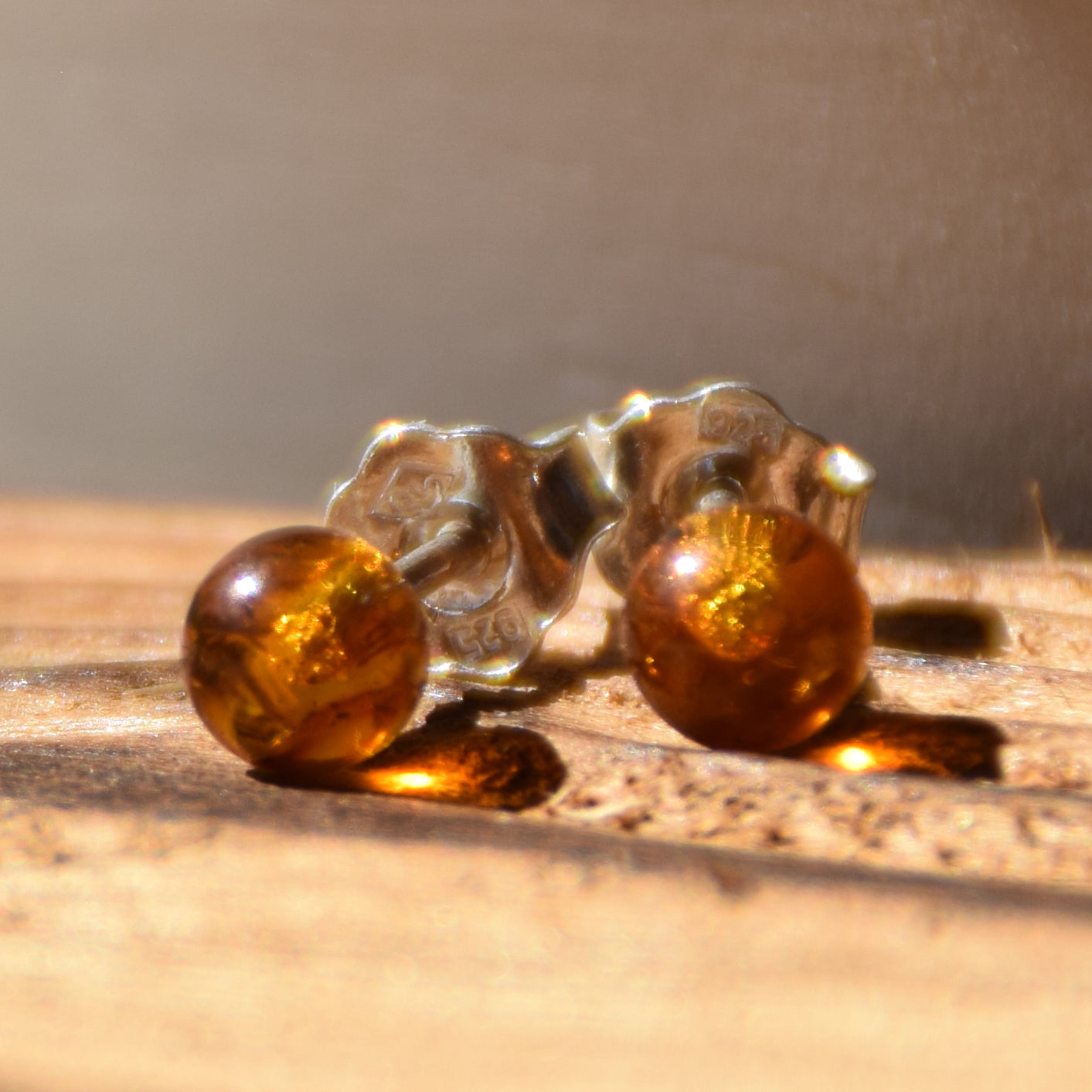 Essenziali orecchini creati con la sfera di Ambra naturale color cognac e Argento 925, MJ Baltica, BK234