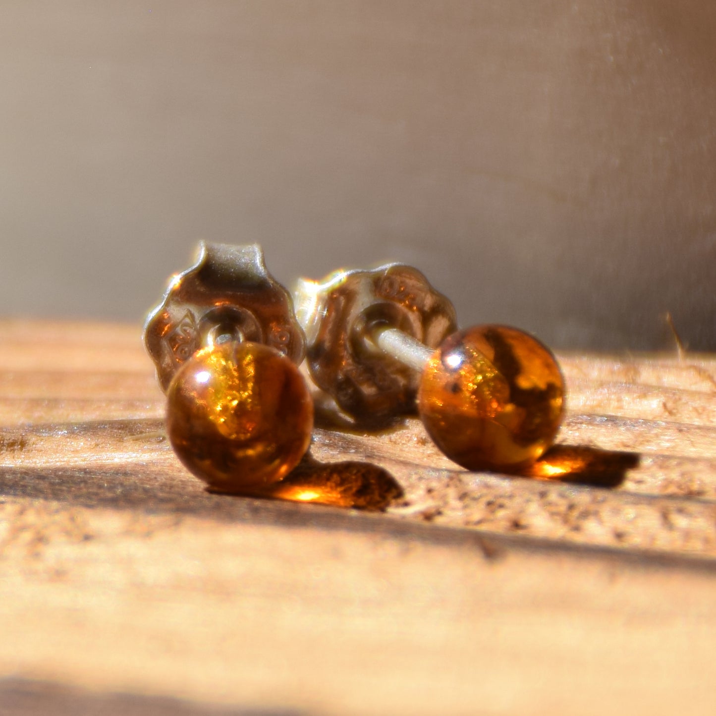 Essenziali orecchini creati con la sfera di Ambra naturale color cognac e Argento 925, MJ Baltica, BK234