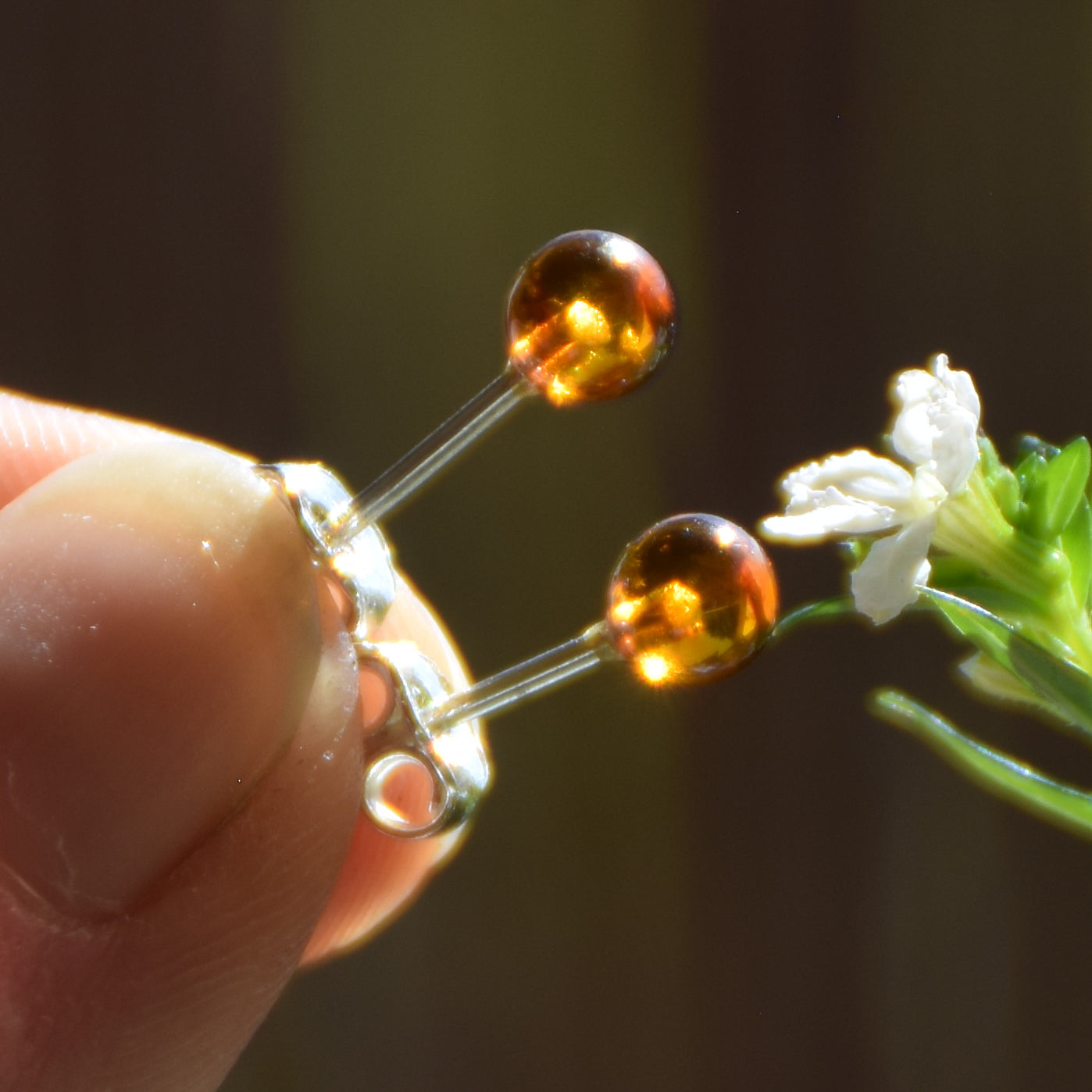 Essenziali orecchini creati con la sfera di Ambra naturale color cognac e Argento 925, MJ Baltica, BK234