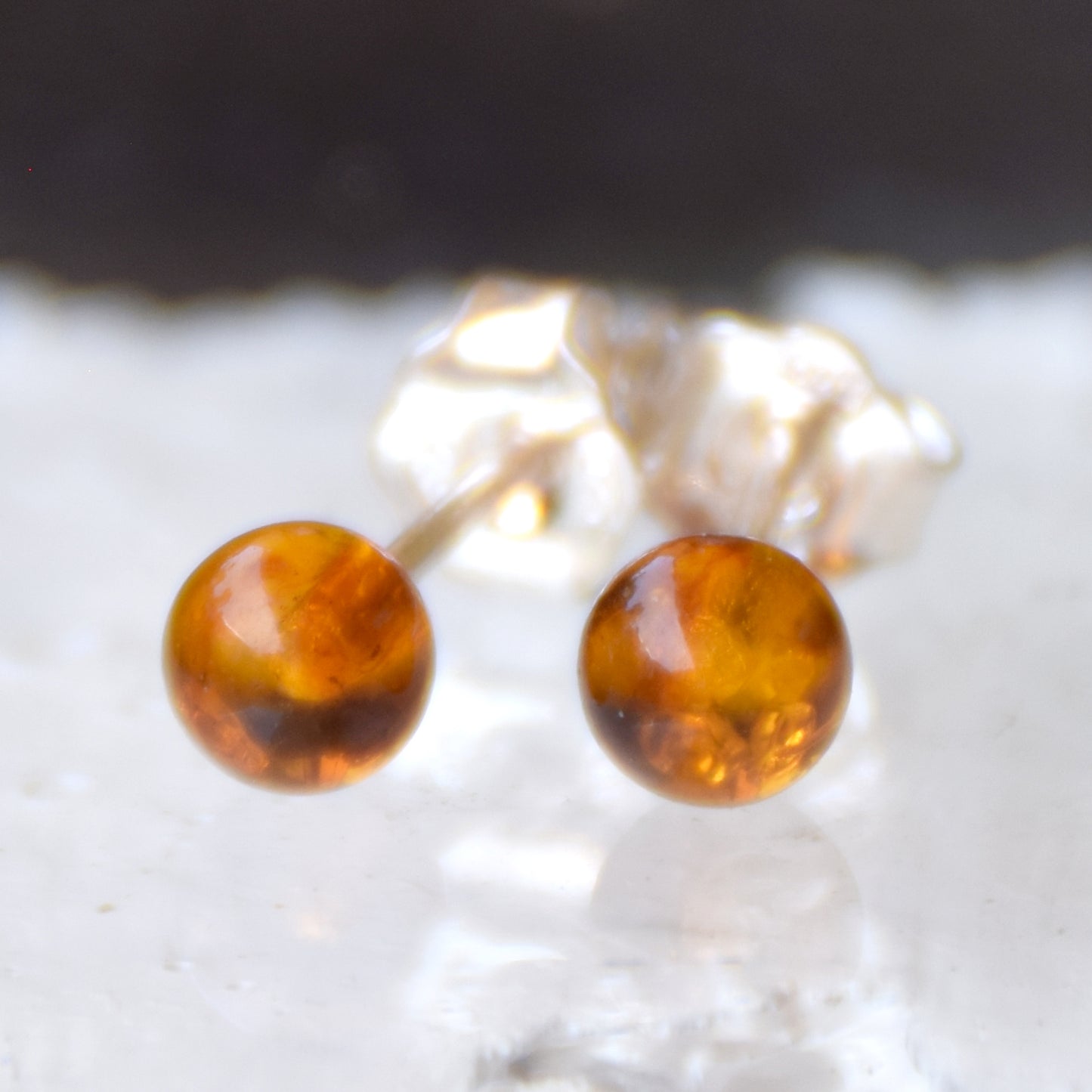 Essenziali orecchini creati con la sfera di Ambra naturale color cognac e Argento 925, MJ Baltica, BK234