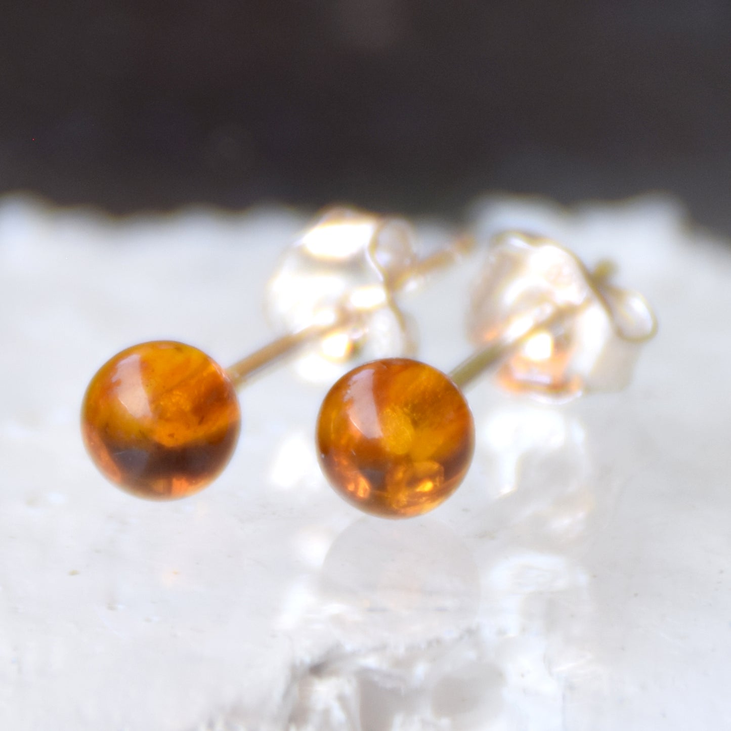 Essenziali orecchini creati con la sfera di Ambra naturale color cognac e Argento 925, MJ Baltica, BK234