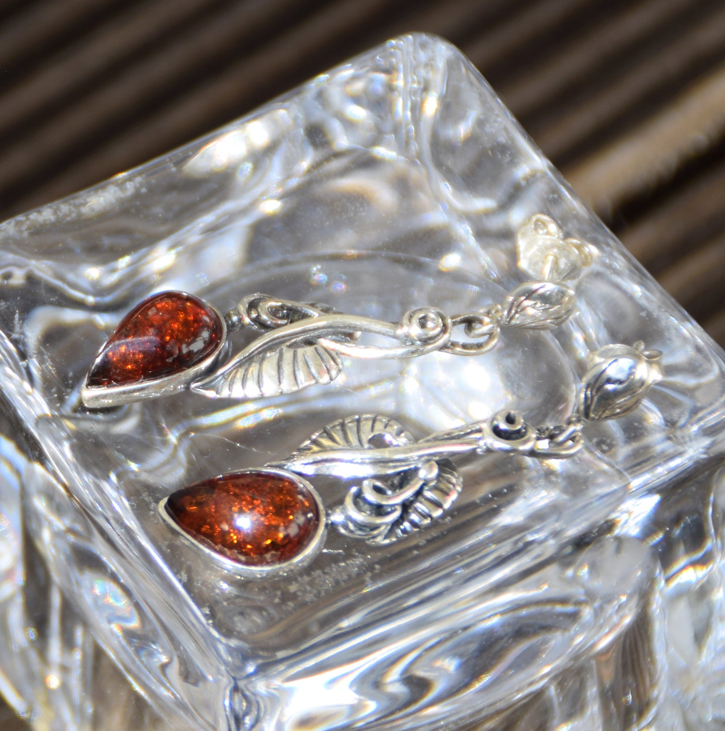 Classici orecchini stile vintage con Ambra naturale color cognac e Argento 925, MJ Baltica, BK238