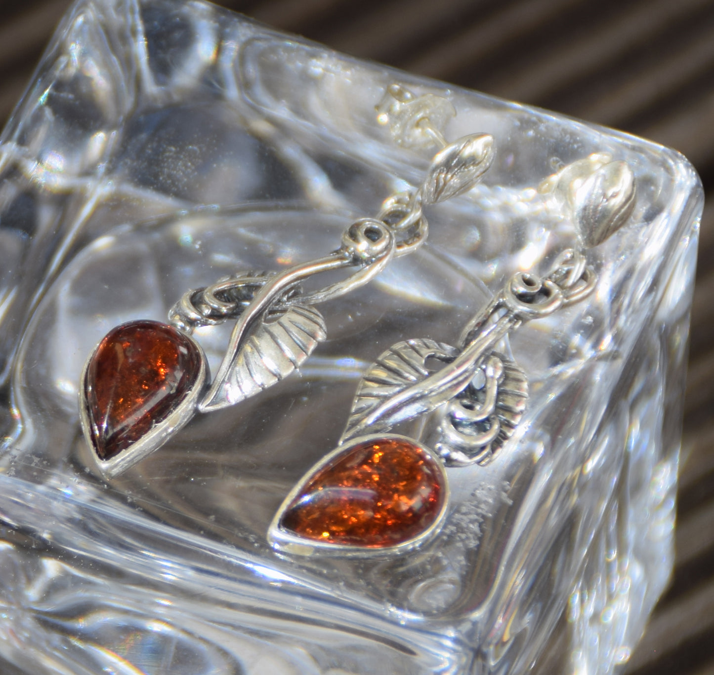 Classici orecchini stile vintage con Ambra naturale color cognac e Argento 925, MJ Baltica, BK238