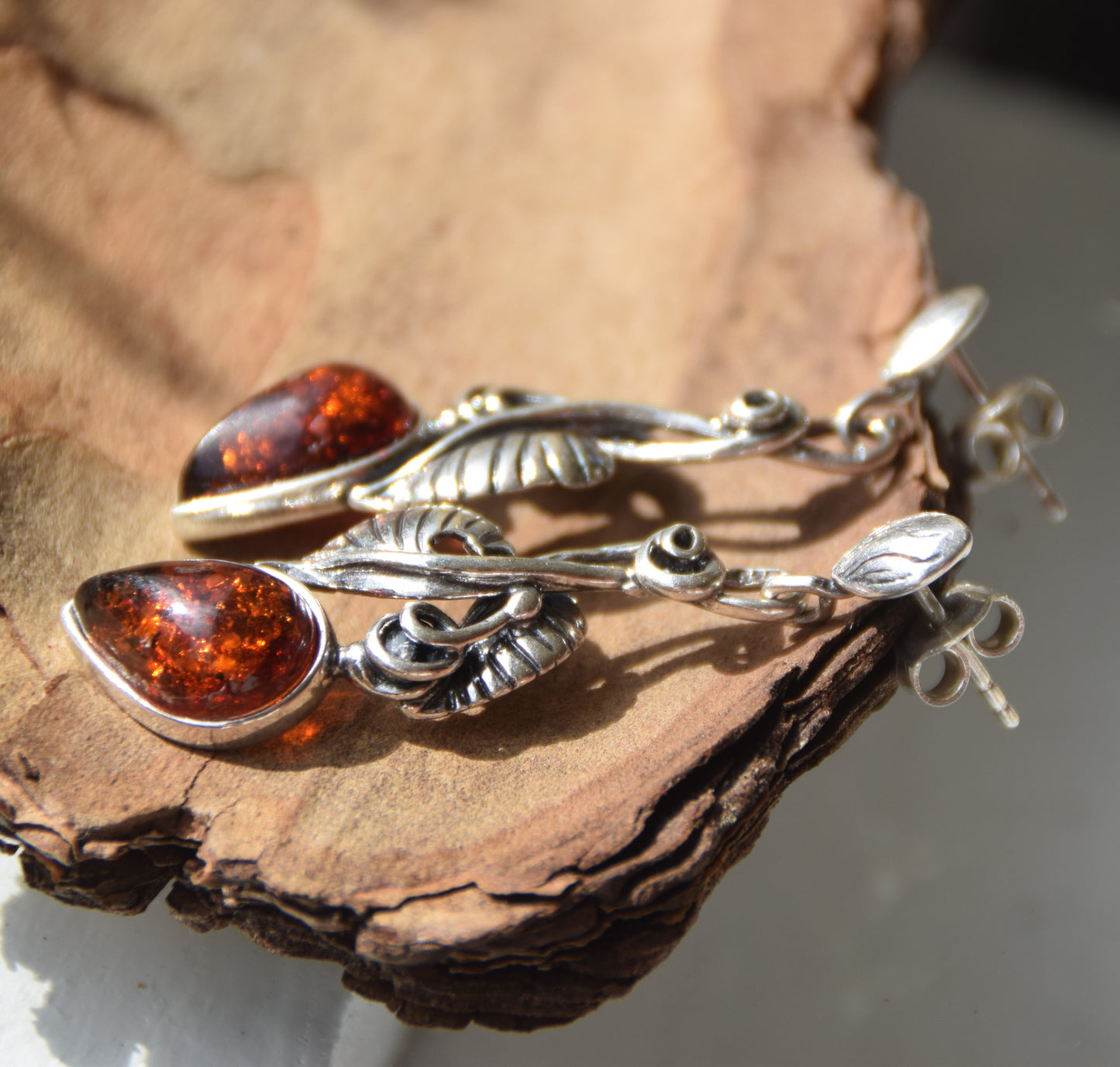 Classici orecchini stile vintage con Ambra naturale color cognac e Argento 925, MJ Baltica, BK238