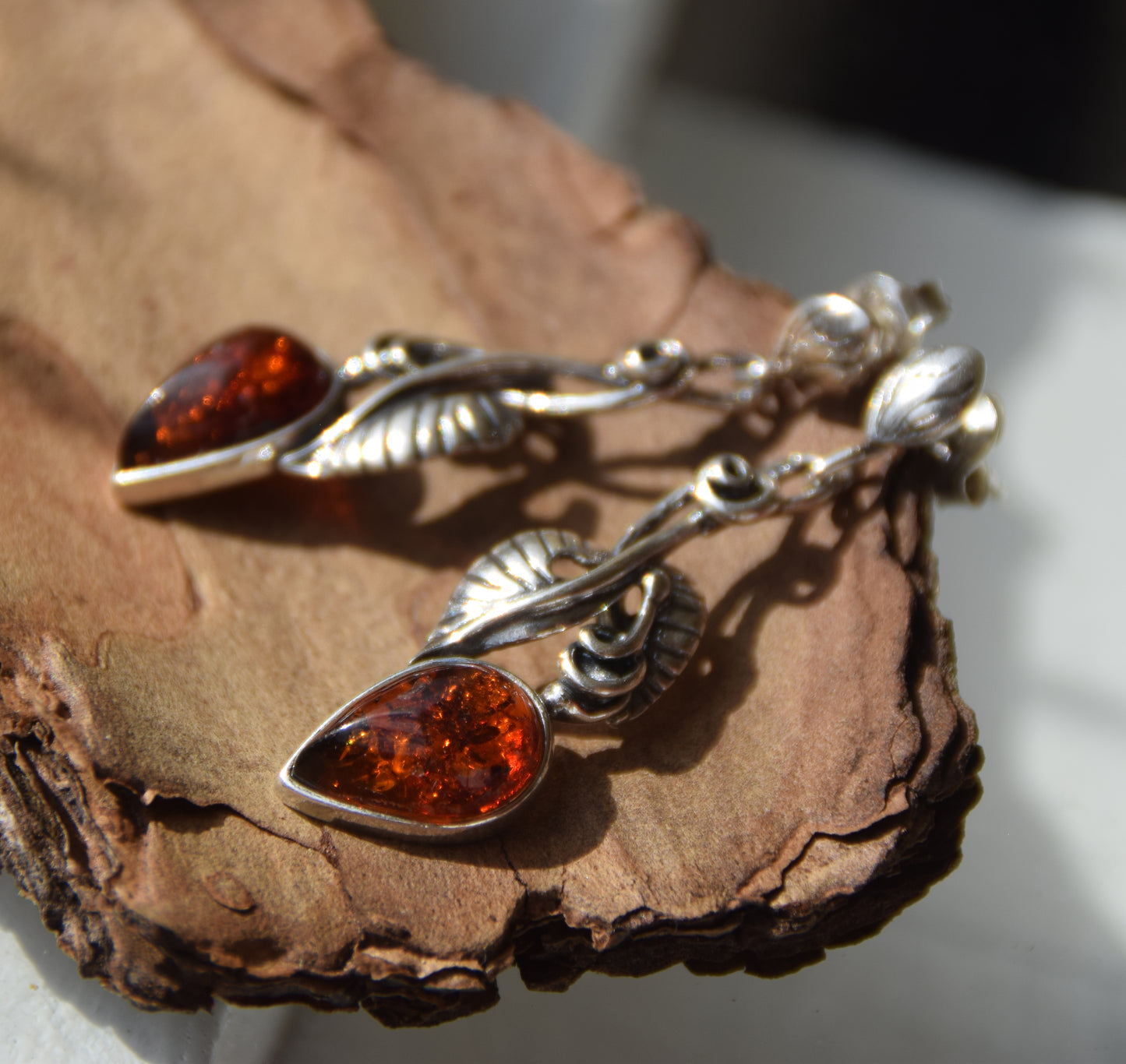 Classici orecchini stile vintage con Ambra naturale color cognac e Argento 925, MJ Baltica, BK238