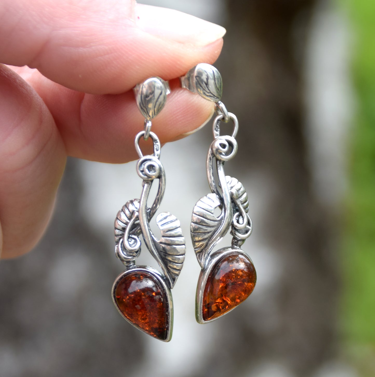 Classici orecchini stile vintage con Ambra naturale color cognac e Argento 925, MJ Baltica, BK238