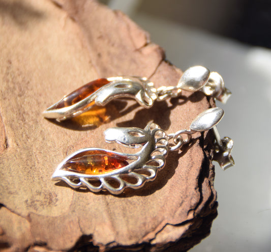 Dangling horse-shaped earrings with natural cognac Amber and 925 Silver, MJ Baltica, BK240