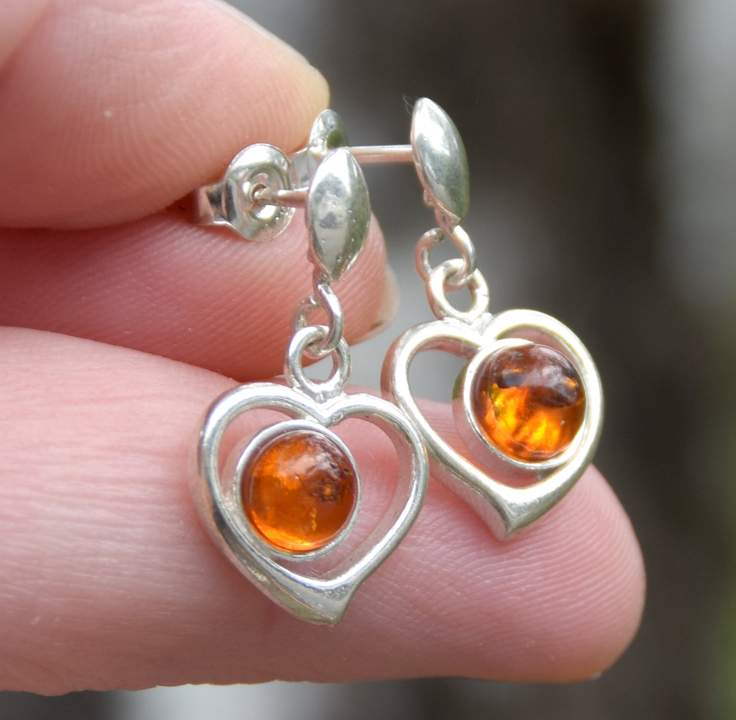 Hängende Ohrringe mit Herz aus naturfarbenem Cognac-Bernstein und 925er Silber, MJ Baltica, BK241