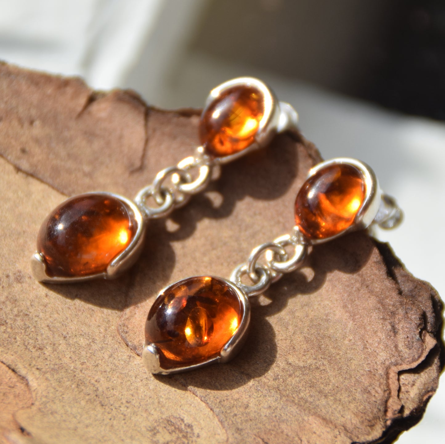 Classici orecchini pendenti con Ambra naturale color cognac e Argento 925, MJ Baltica, BK242