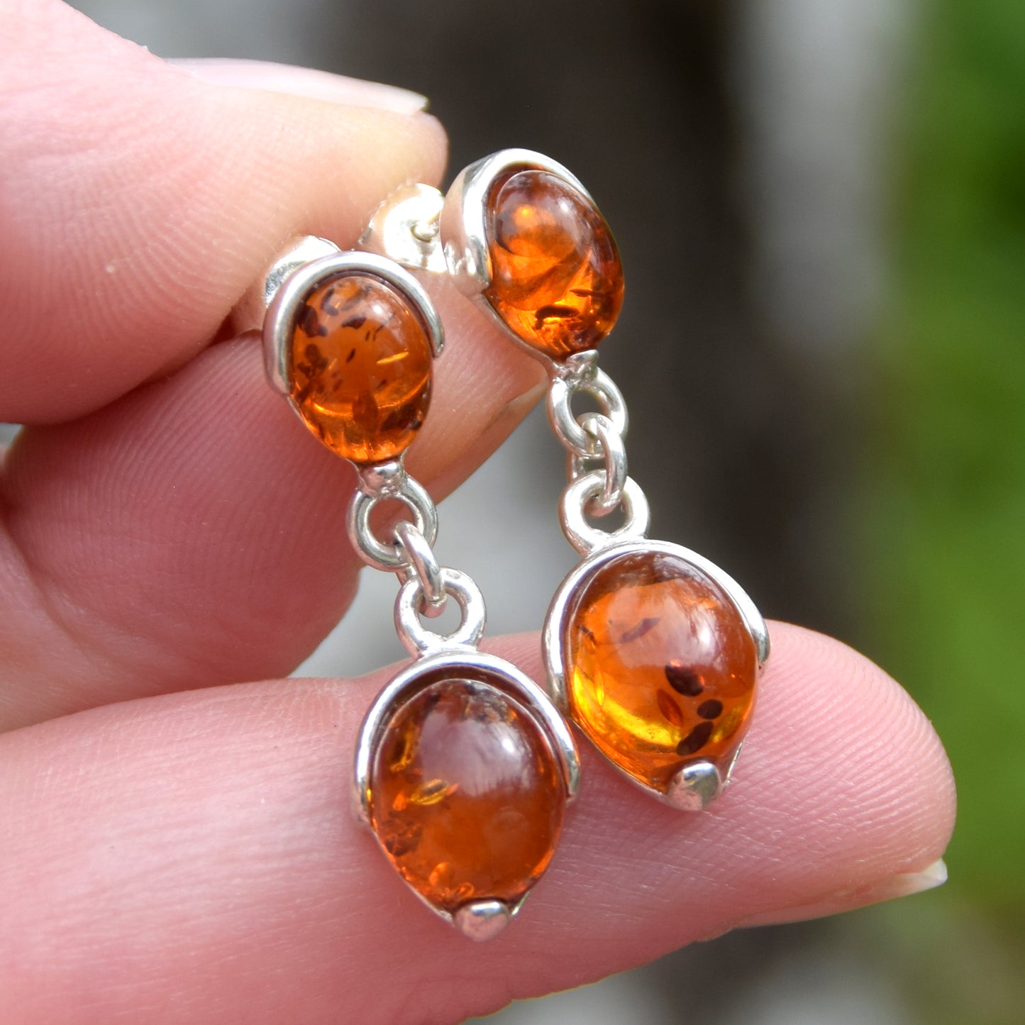 Classici orecchini pendenti con Ambra naturale color cognac e Argento 925, MJ Baltica, BK242