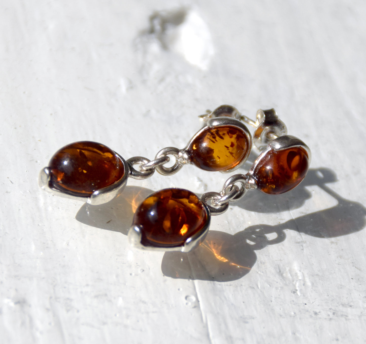 Classici orecchini pendenti con Ambra naturale color cognac e Argento 925, MJ Baltica, BK242