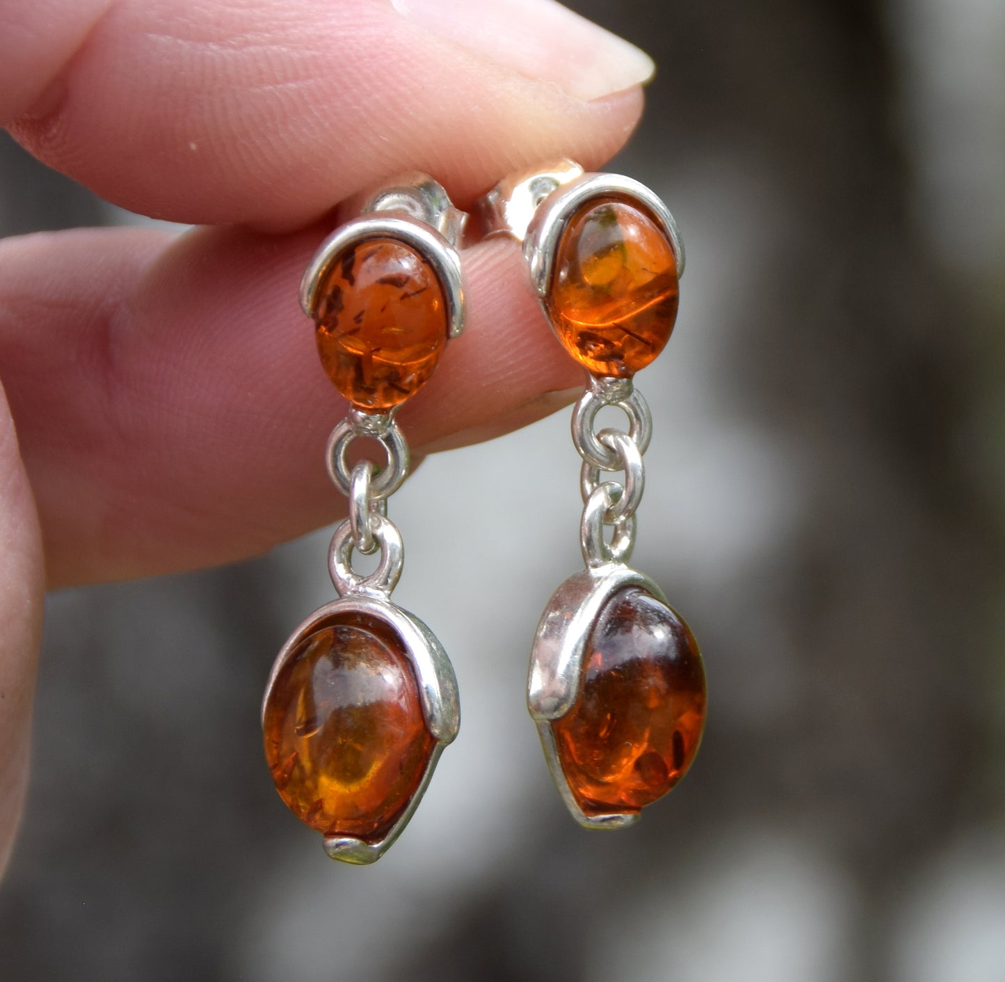 Classici orecchini pendenti con Ambra naturale color cognac e Argento 925, MJ Baltica, BK242