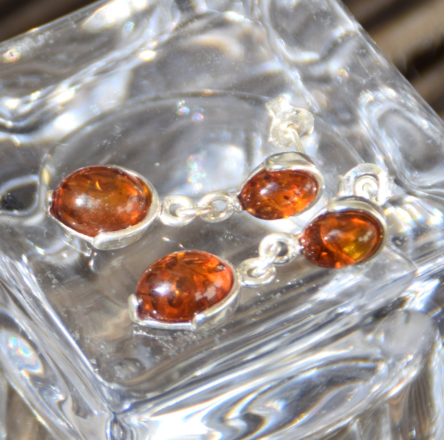 Classici orecchini pendenti con Ambra naturale color cognac e Argento 925, MJ Baltica, BK242