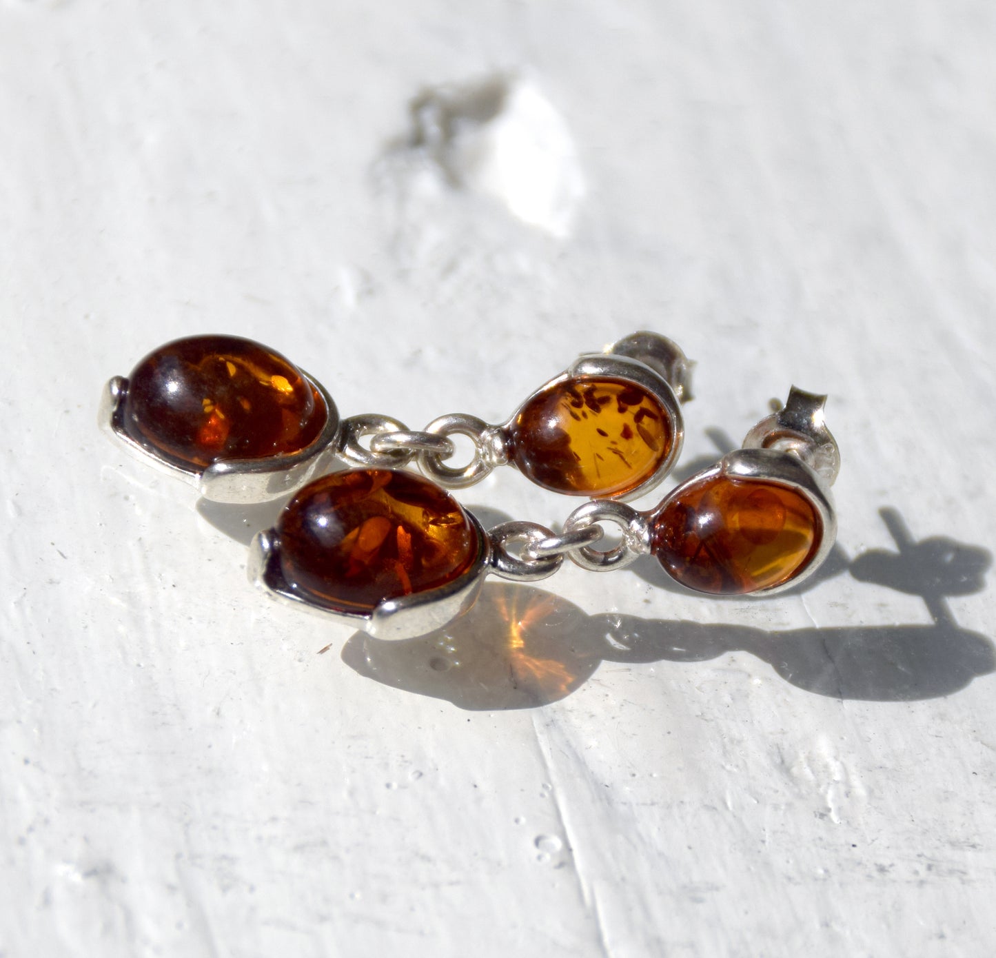 Classici orecchini pendenti con Ambra naturale color cognac e Argento 925, MJ Baltica, BK242