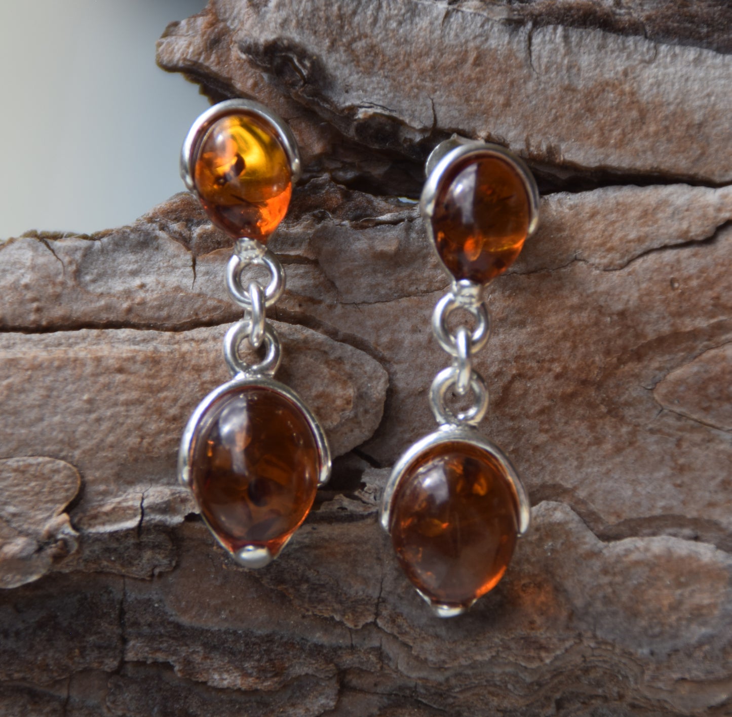 Classici orecchini pendenti con Ambra naturale color cognac e Argento 925, MJ Baltica, BK242