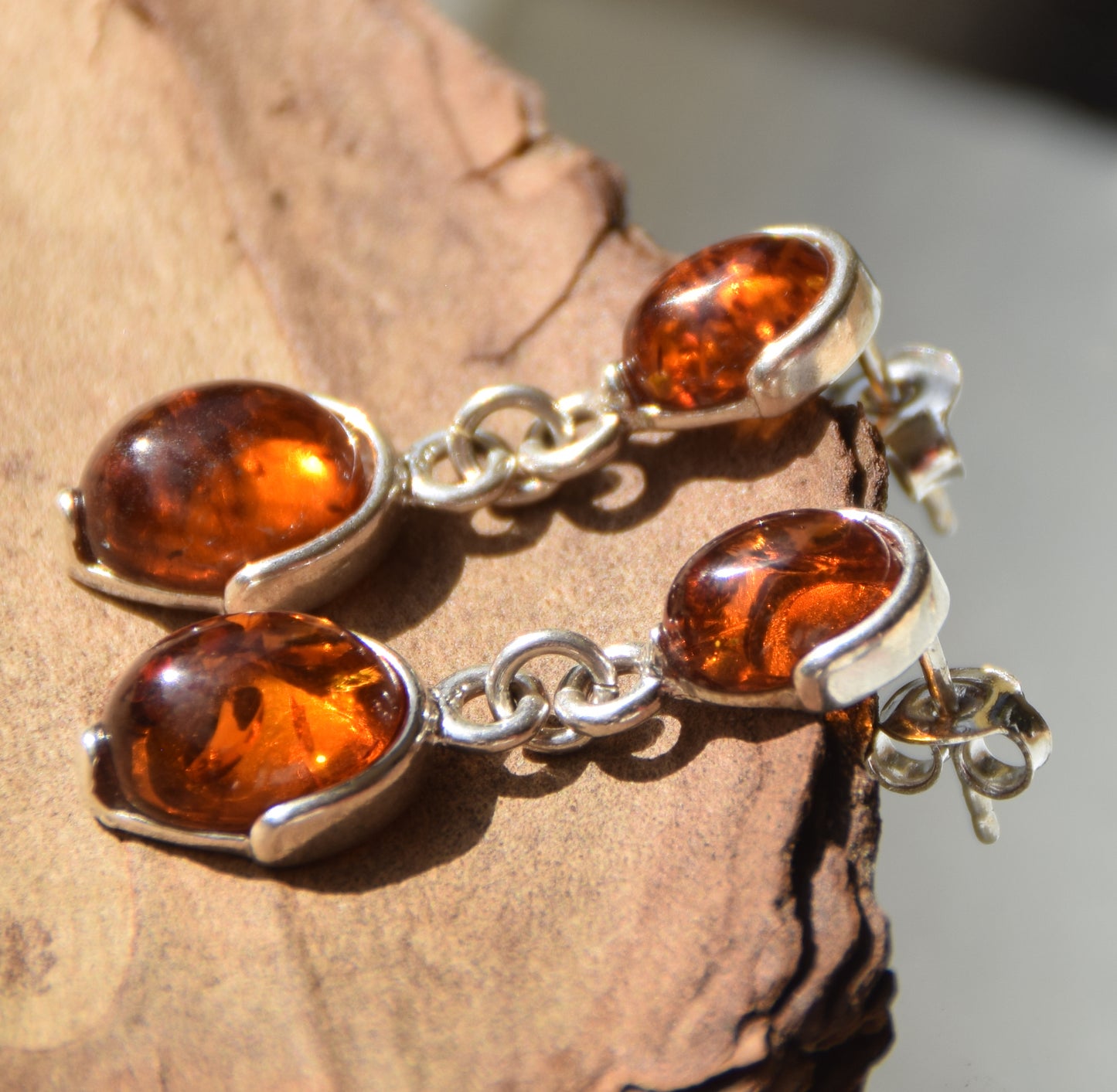 Classici orecchini pendenti con Ambra naturale color cognac e Argento 925, MJ Baltica, BK242