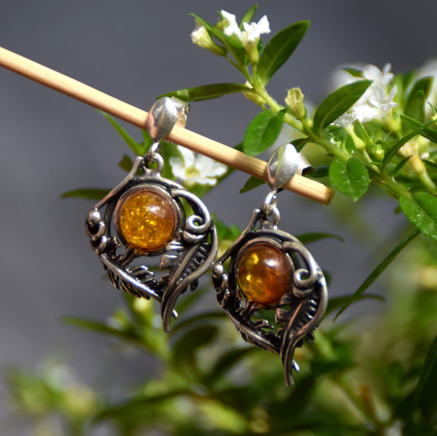 Classici orecchini stile vintage con Ambra naturale color cognac e Argento 925, MJ Baltica, BK248