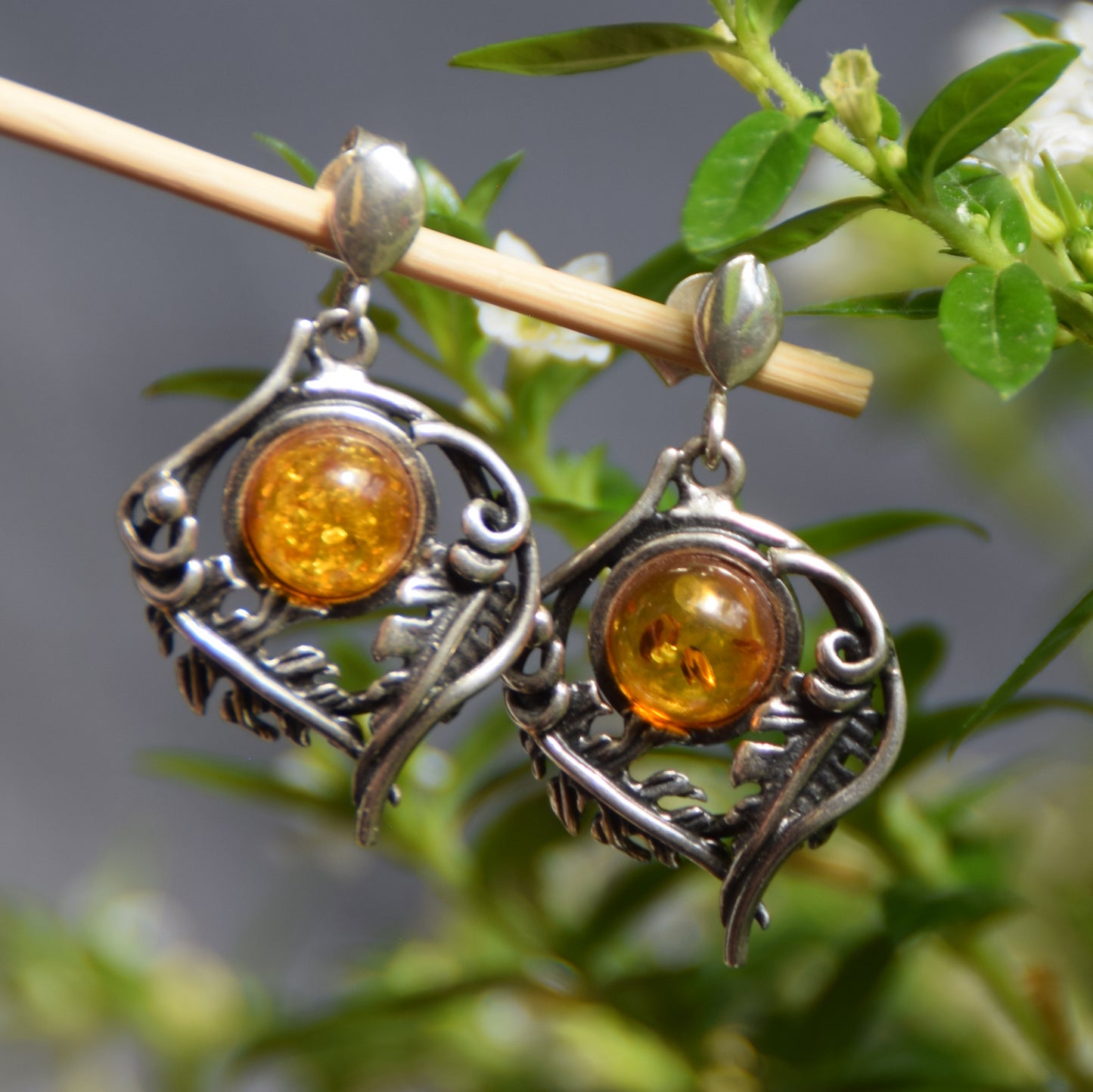 Classici orecchini stile vintage con Ambra naturale color cognac e Argento 925, MJ Baltica, BK248