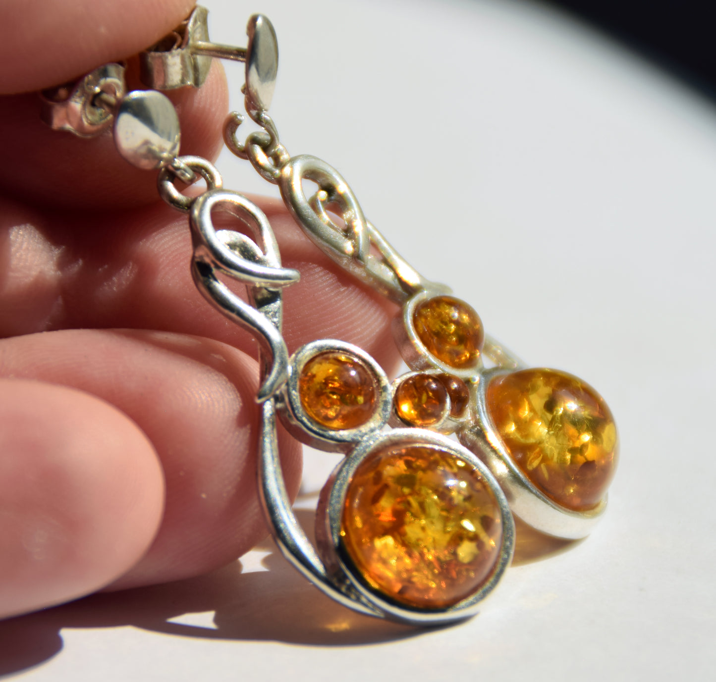 Classici orecchini pendenti con Ambra naturale color cognac e Argento 925, MJ Baltica, BK250