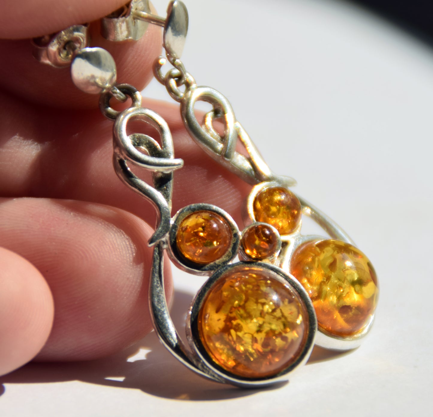 Classici orecchini pendenti con Ambra naturale color cognac e Argento 925, MJ Baltica, BK250