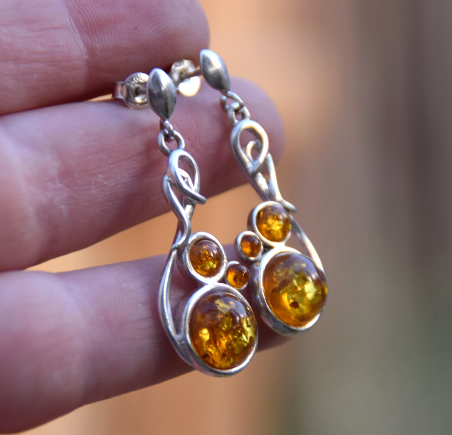 Classici orecchini pendenti con Ambra naturale color cognac e Argento 925, MJ Baltica, BK250