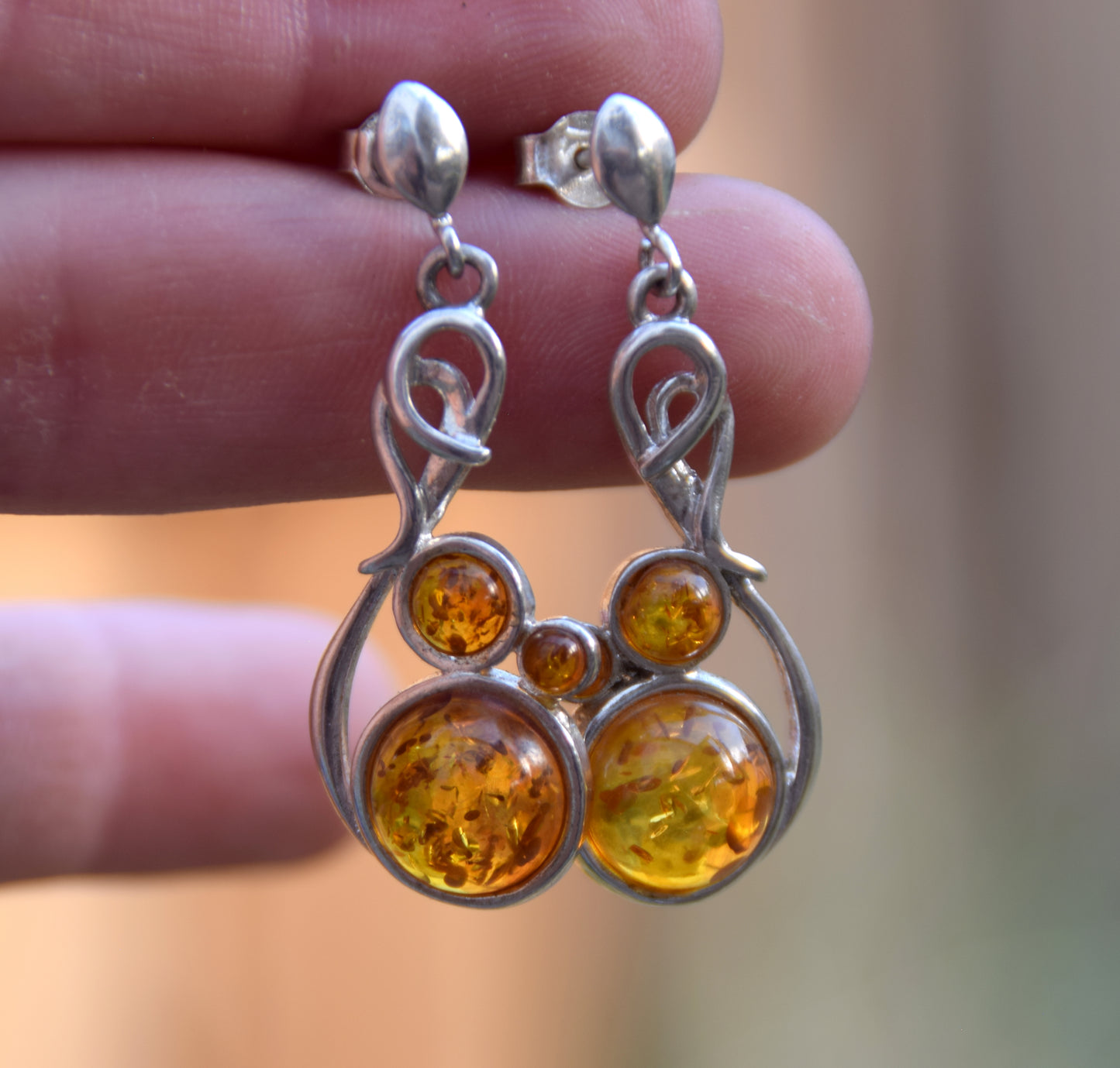 Classici orecchini pendenti con Ambra naturale color cognac e Argento 925, MJ Baltica, BK250