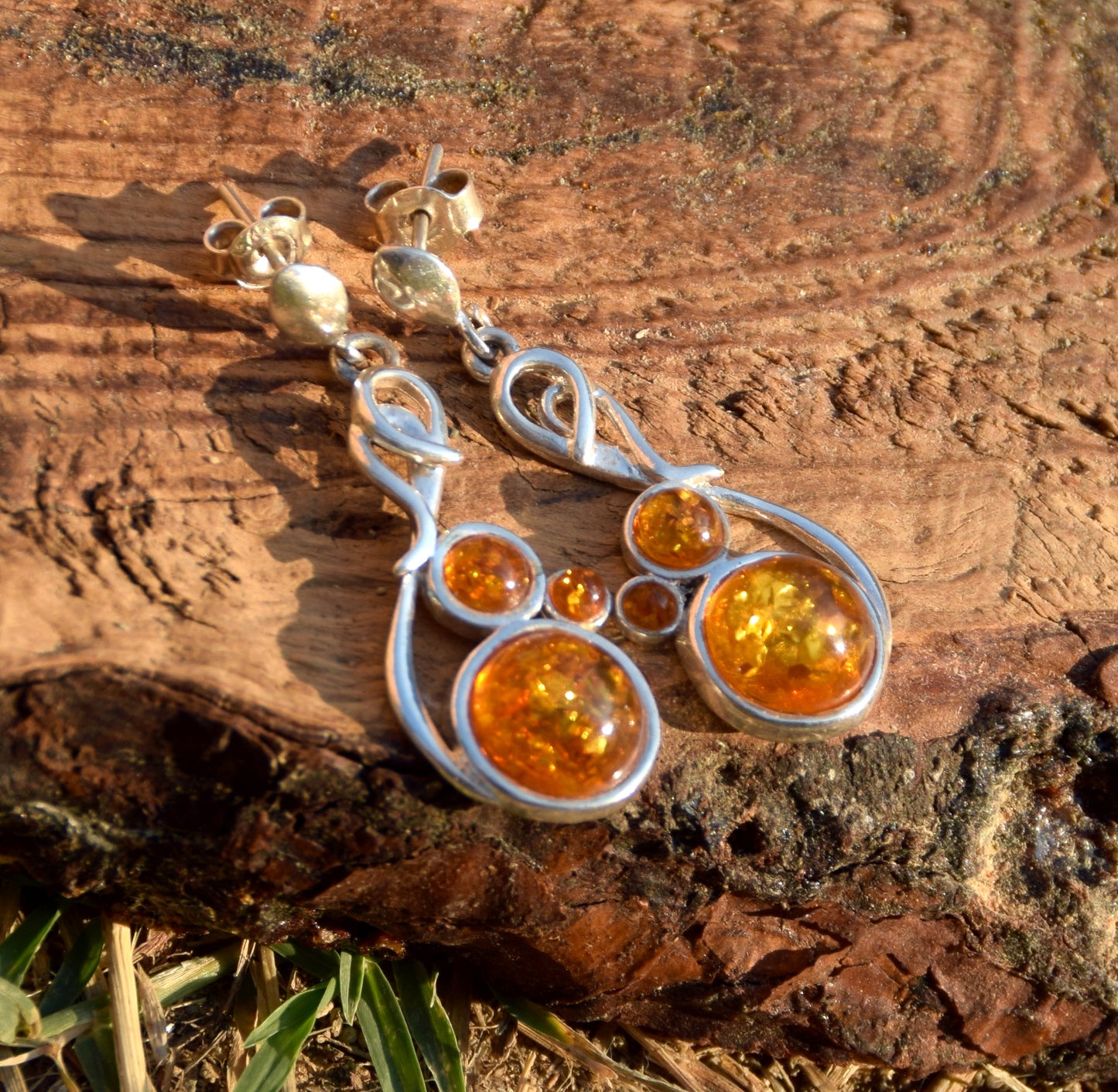 Classici orecchini pendenti con Ambra naturale color cognac e Argento 925, MJ Baltica, BK250