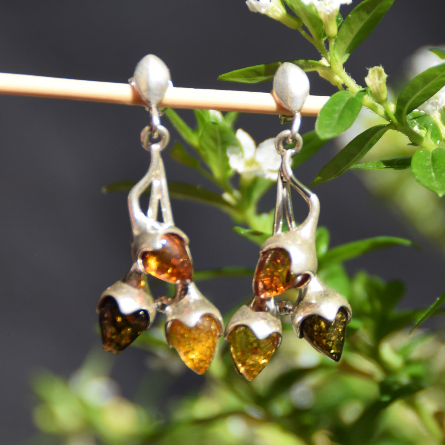Pendenti orecchini floreali con Ambra naturale di varie tonalità e Argento 925, MJ Baltica, BK251