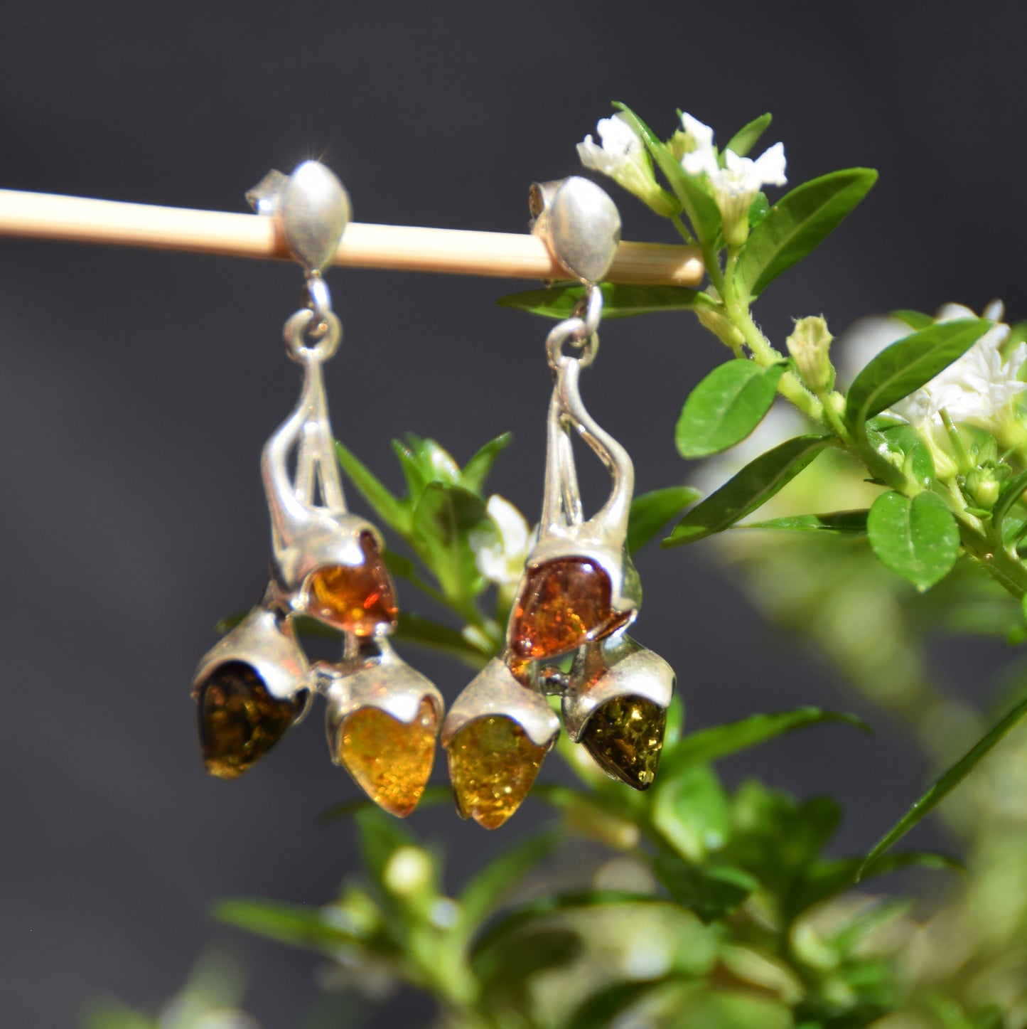 Pendenti orecchini floreali con Ambra naturale di varie tonalità e Argento 925, MJ Baltica, BK251