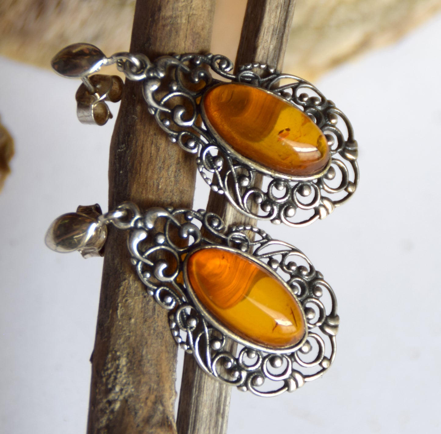 Classici orecchini con la filigrana stile vintage in Ambra naturale color cognac e Argento 925, MJ Baltica, BK252