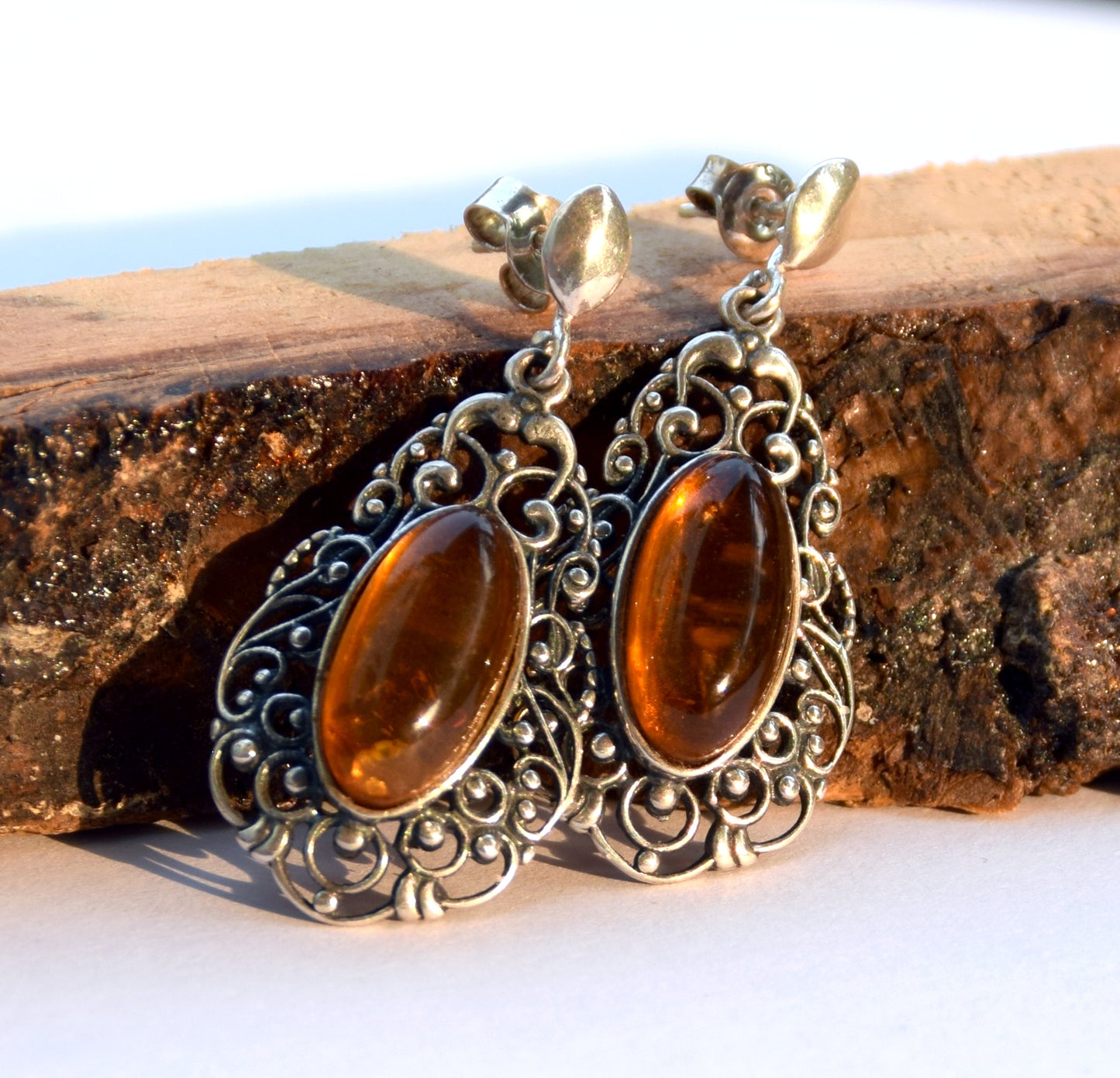 Classici orecchini con la filigrana stile vintage in Ambra naturale color cognac e Argento 925, MJ Baltica, BK252