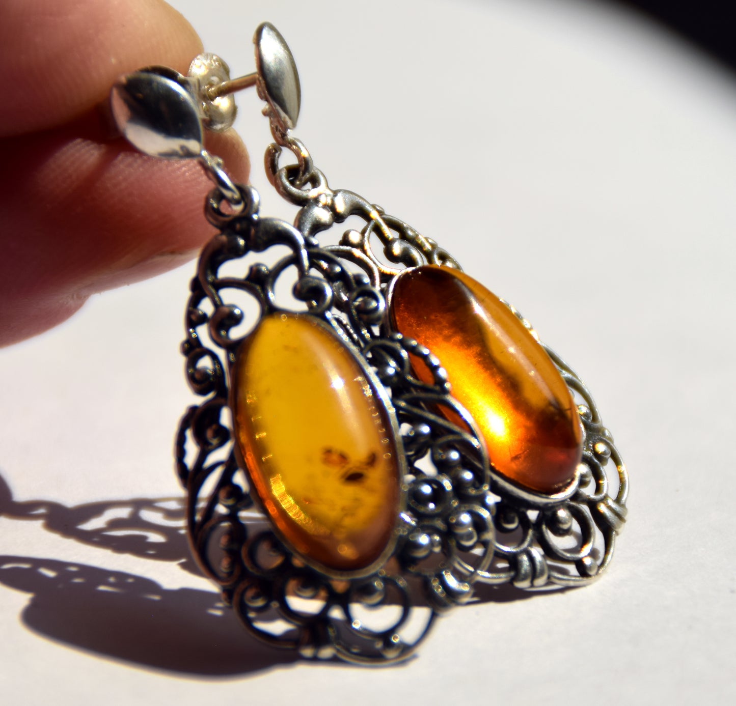 Classici orecchini con la filigrana stile vintage in Ambra naturale color cognac e Argento 925, MJ Baltica, BK252