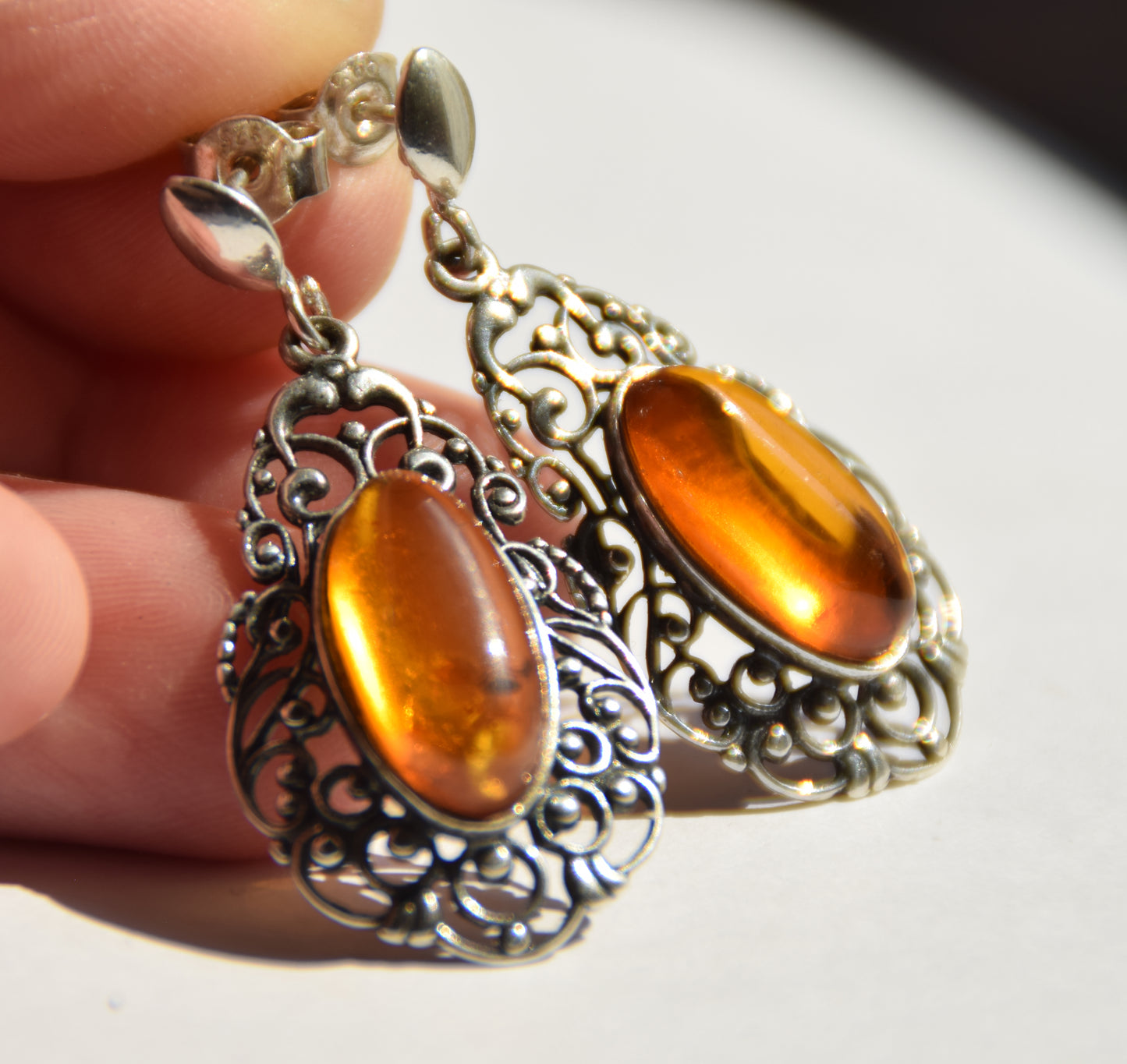 Classici orecchini con la filigrana stile vintage in Ambra naturale color cognac e Argento 925, MJ Baltica, BK252