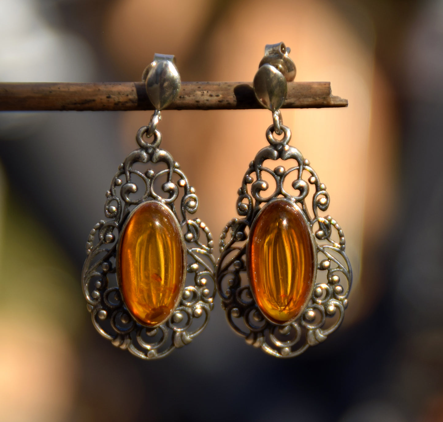 Classici orecchini con la filigrana stile vintage in Ambra naturale color cognac e Argento 925, MJ Baltica, BK252