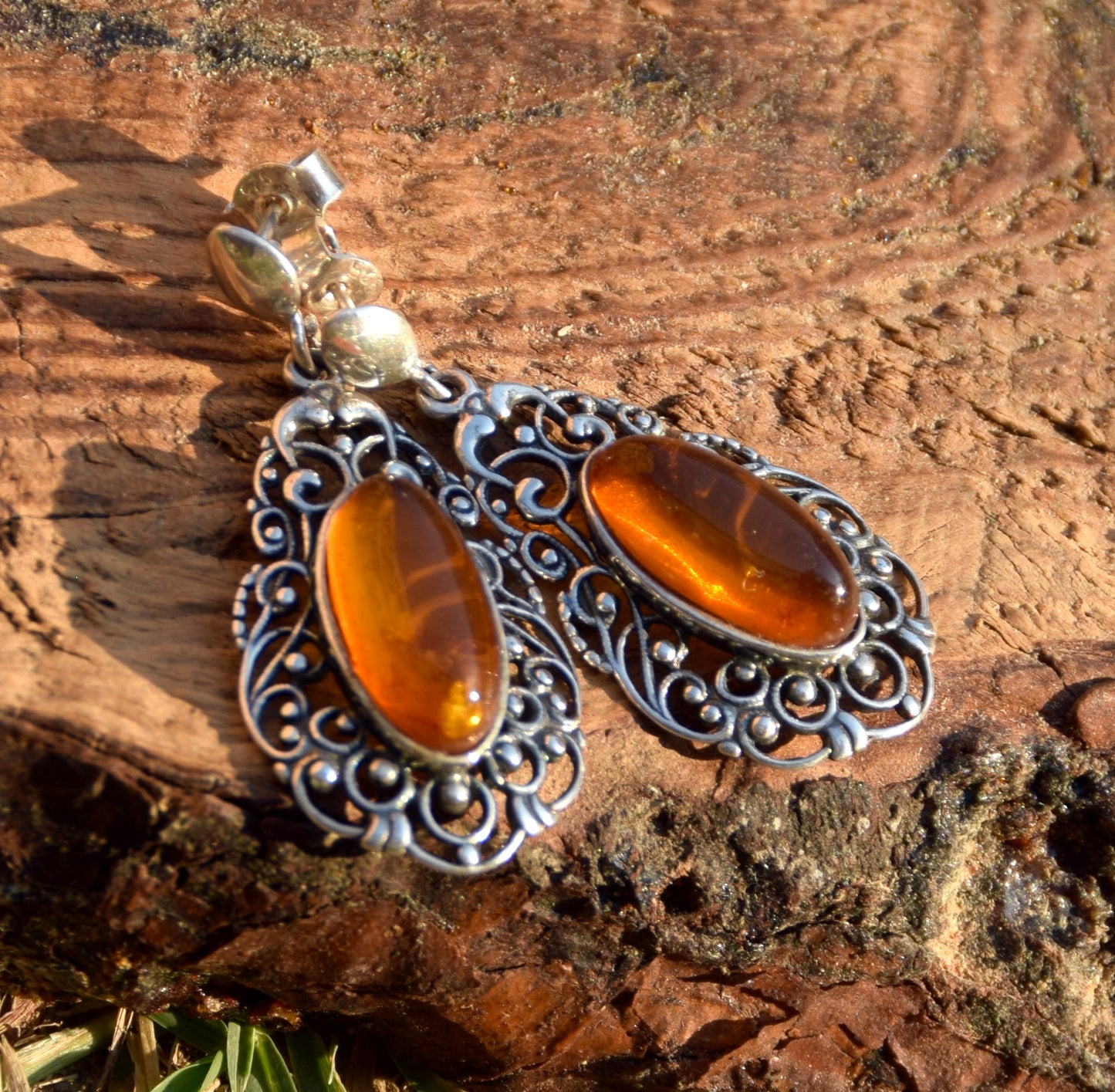 Classici orecchini con la filigrana stile vintage in Ambra naturale color cognac e Argento 925, MJ Baltica, BK252