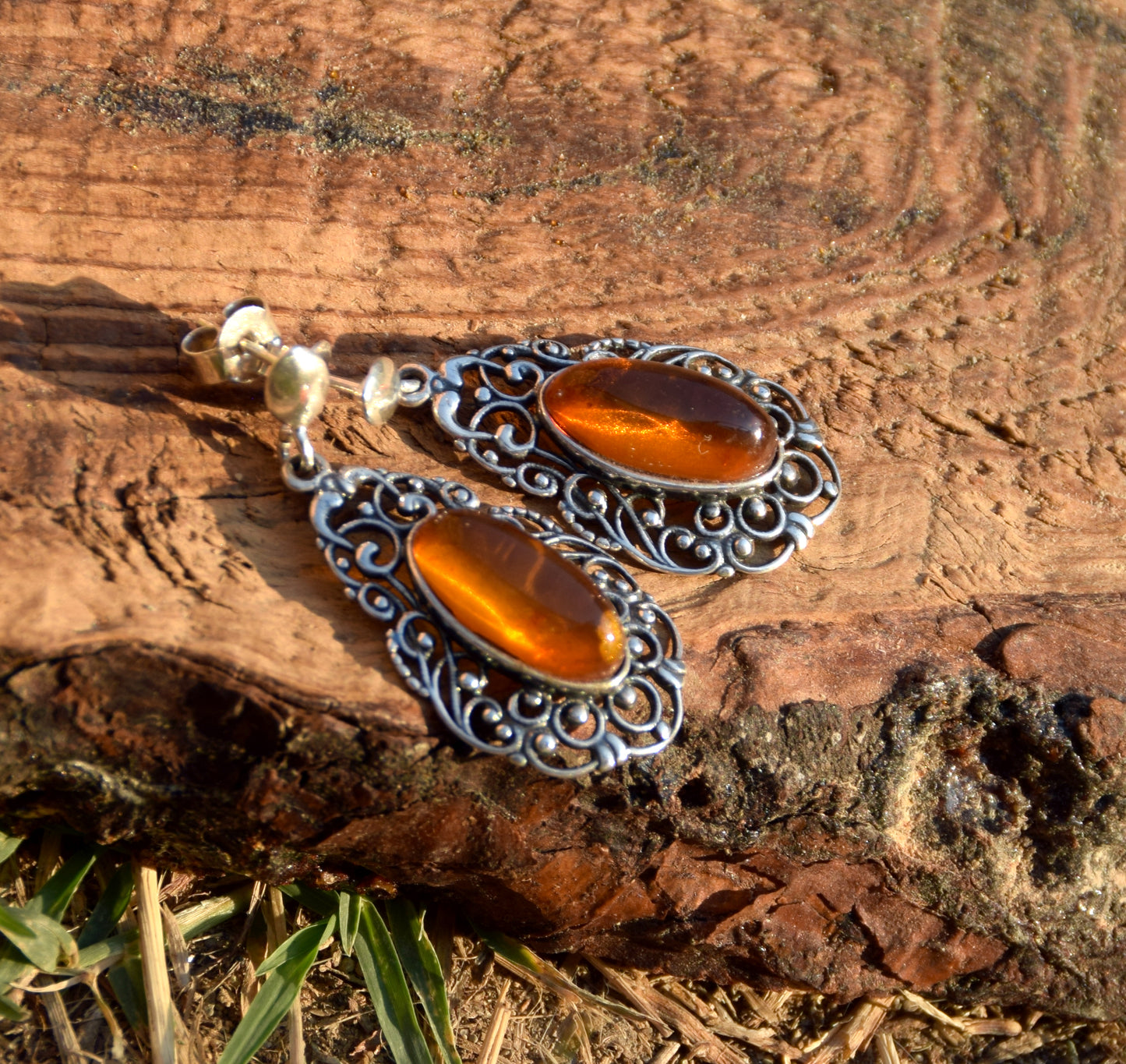 Classici orecchini con la filigrana stile vintage in Ambra naturale color cognac e Argento 925, MJ Baltica, BK252