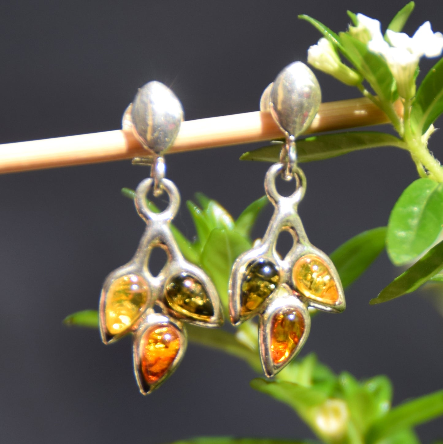 Zarte Blumenohrringe mit Naturbernstein in verschiedenen Farbtönen und 925er Silber, MJ Baltica, BK253