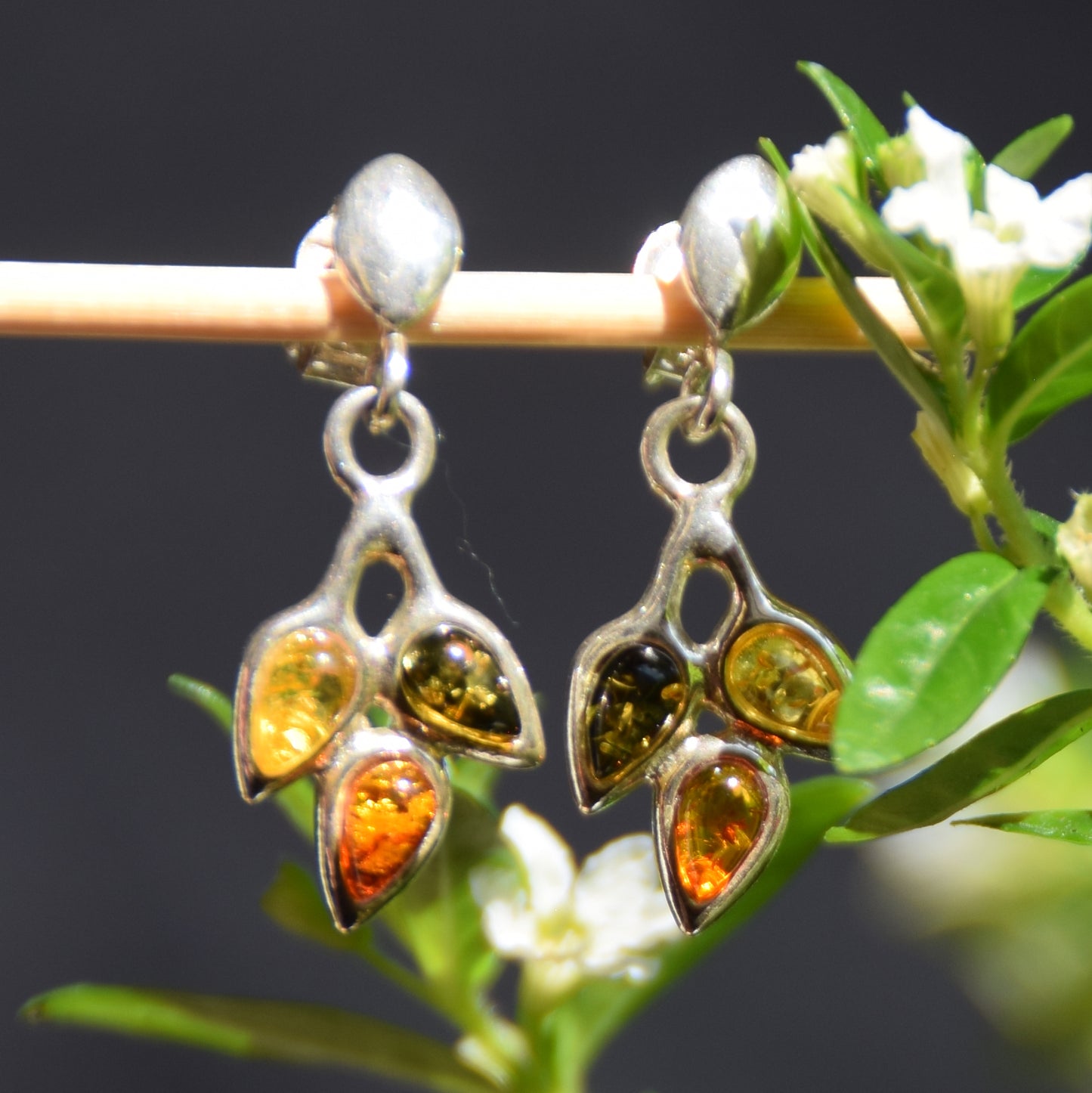 Zarte Blumenohrringe mit Naturbernstein in verschiedenen Farbtönen und 925er Silber, MJ Baltica, BK253